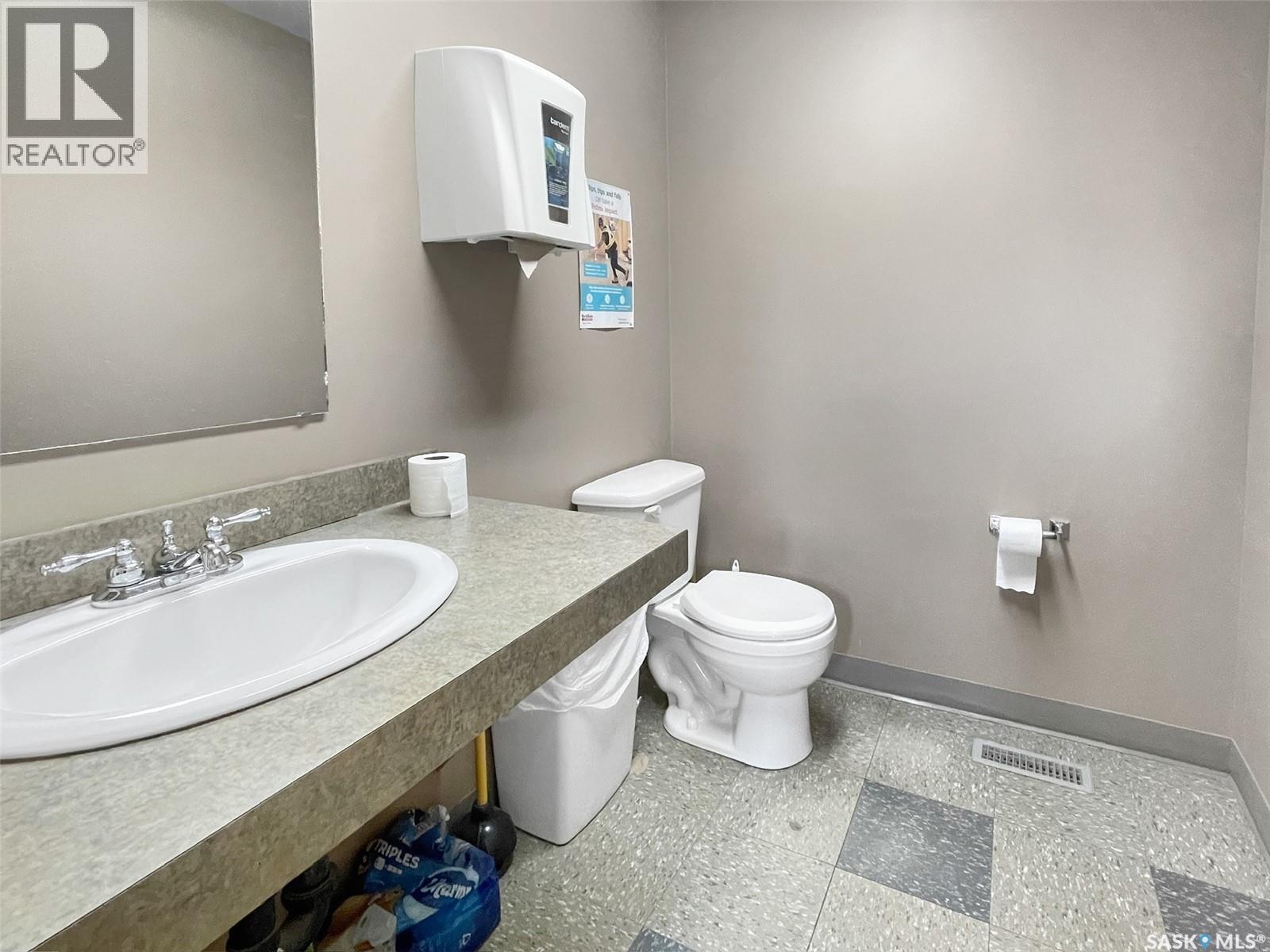 37 5th Avenue Nw, Swift Current, Saskatchewan  S9H 4T4 - Photo 17 - SK040396