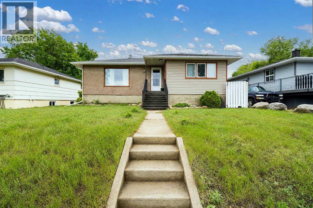 361 7 Street Sw, Medicine Hat, Alberta  T1A 4K3 - Photo 1 - A2316355