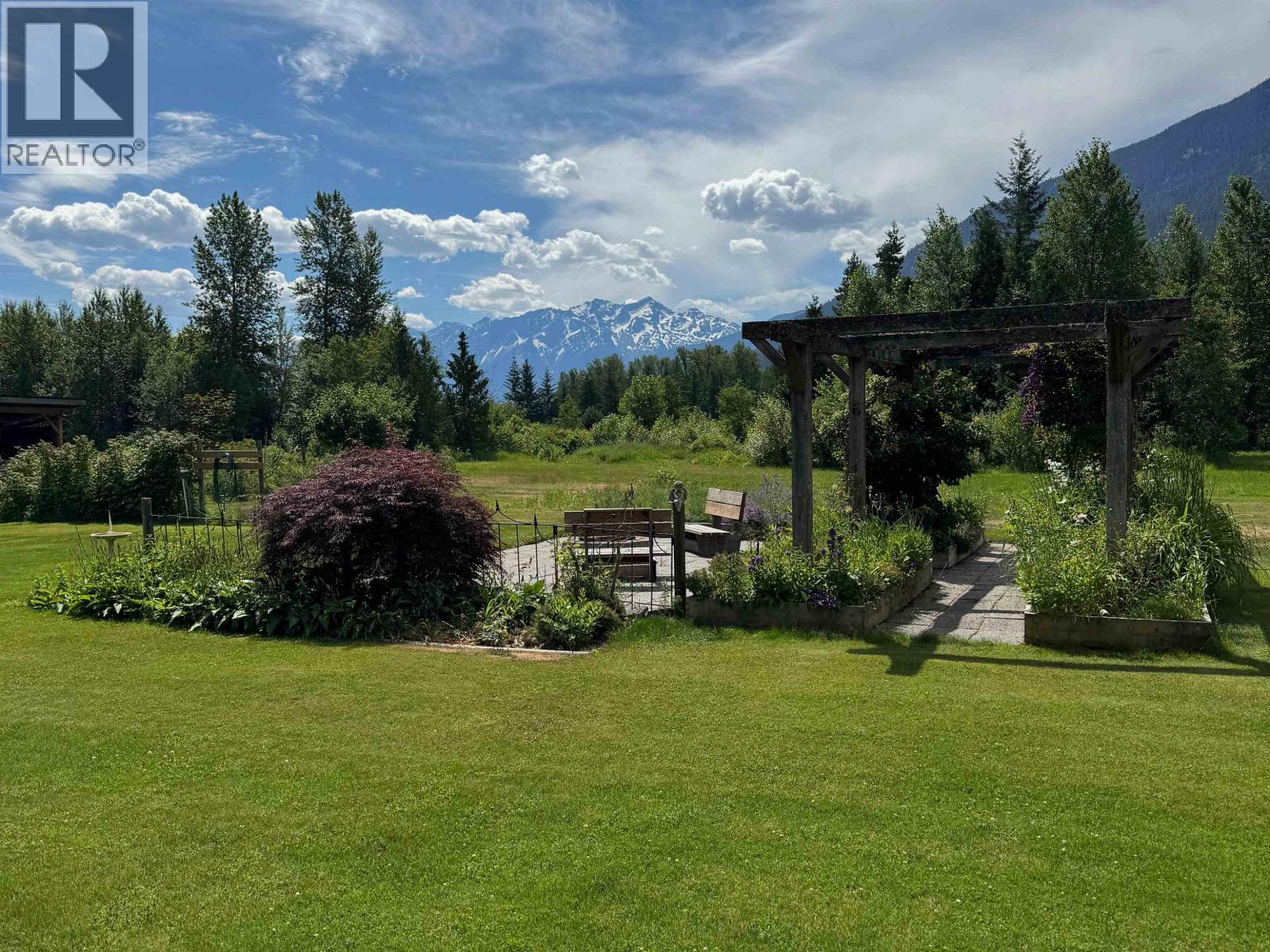 780 Green Road, Pemberton, British Columbia  V0N 2L2 - Photo 2 - R3112514