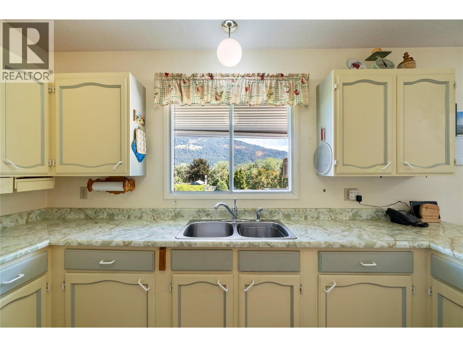 1730 36 Street Ne, Salmon Arm, British Columbia  V1E 2Z1 - Photo 6 - 10392172