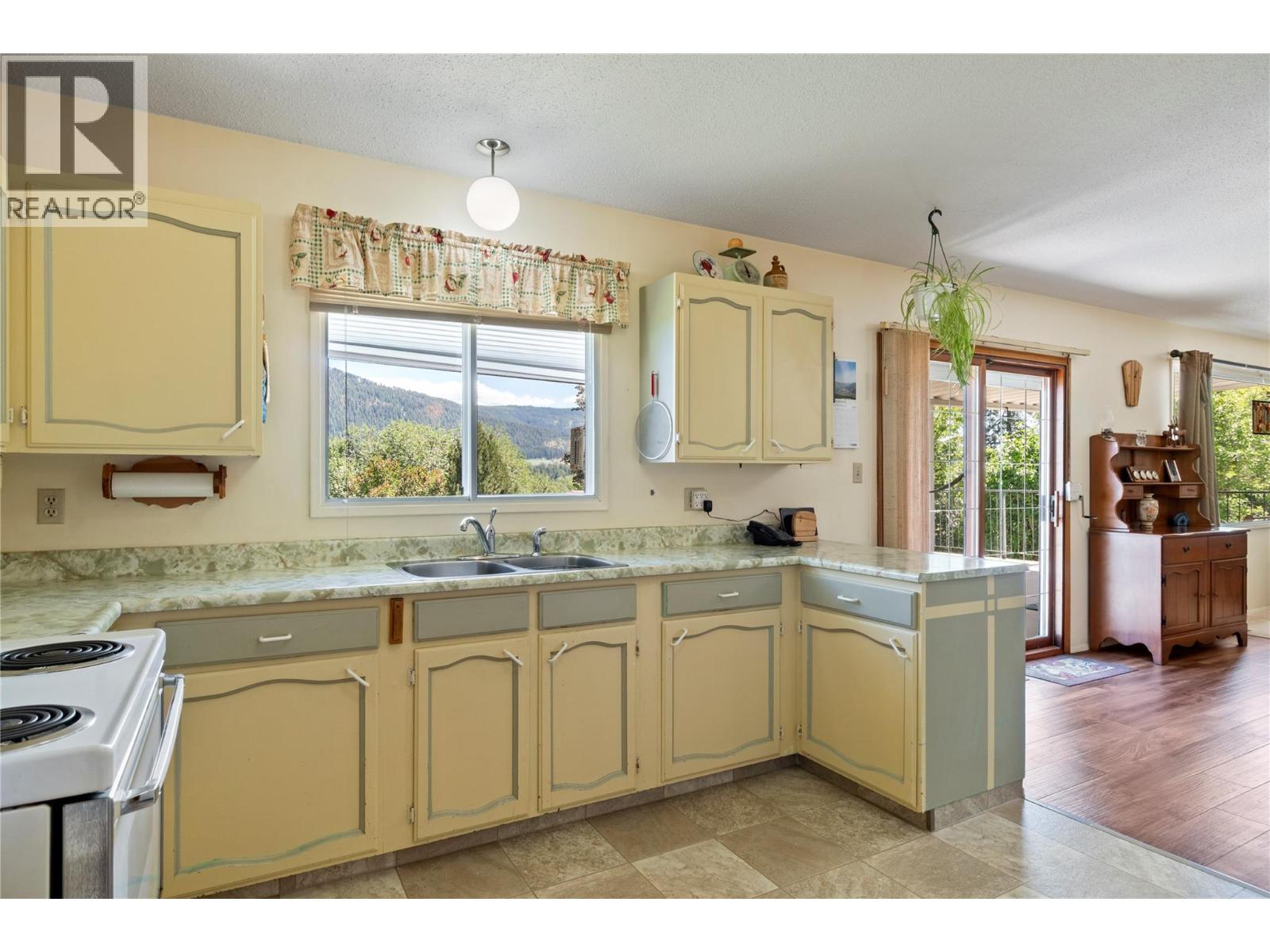 1730 36 Street Ne, Salmon Arm, British Columbia  V1E 2Z1 - Photo 8 - 10392172