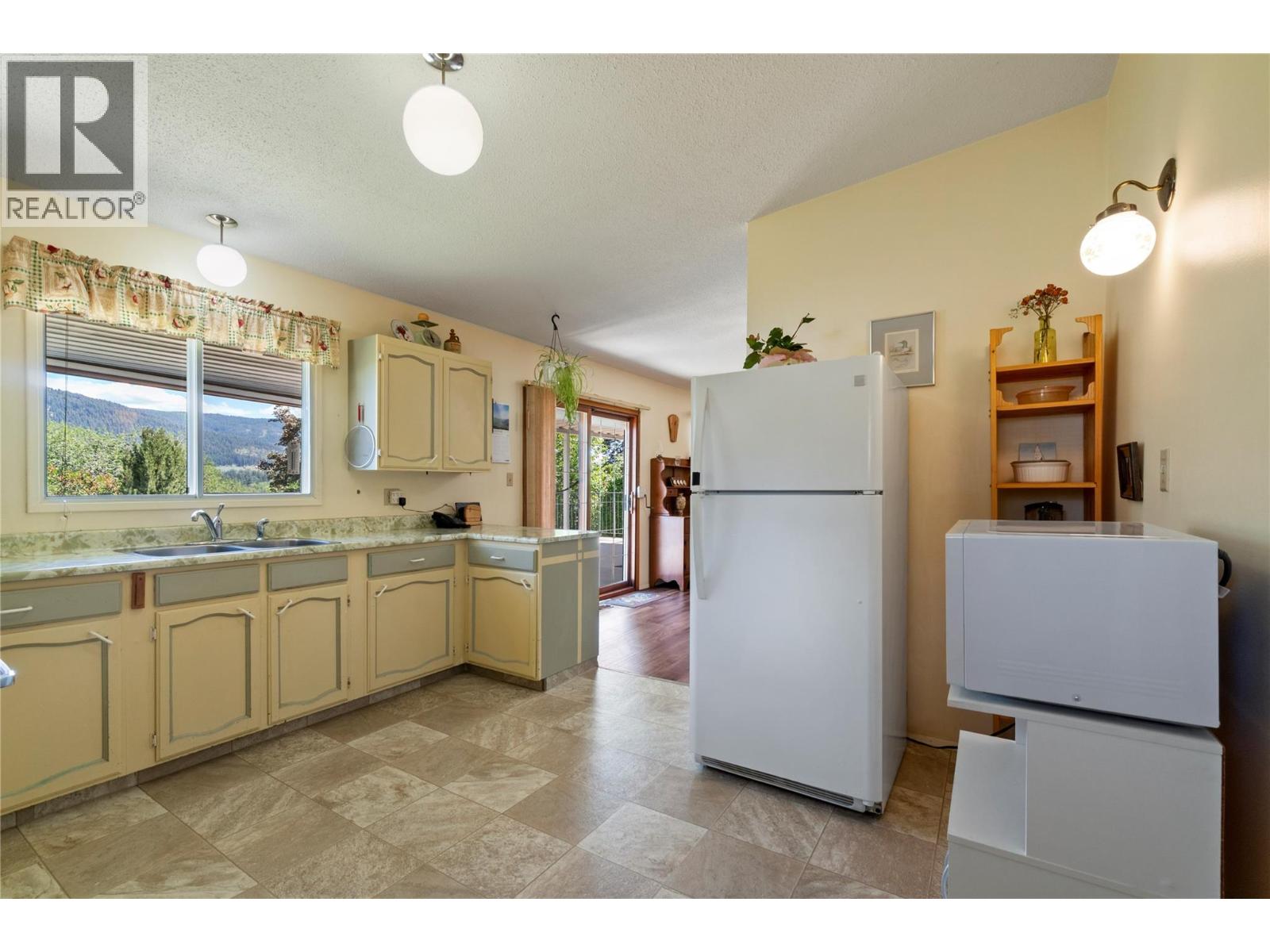 1730 36 Street Ne, Salmon Arm, British Columbia  V1E 2Z1 - Photo 9 - 10392172