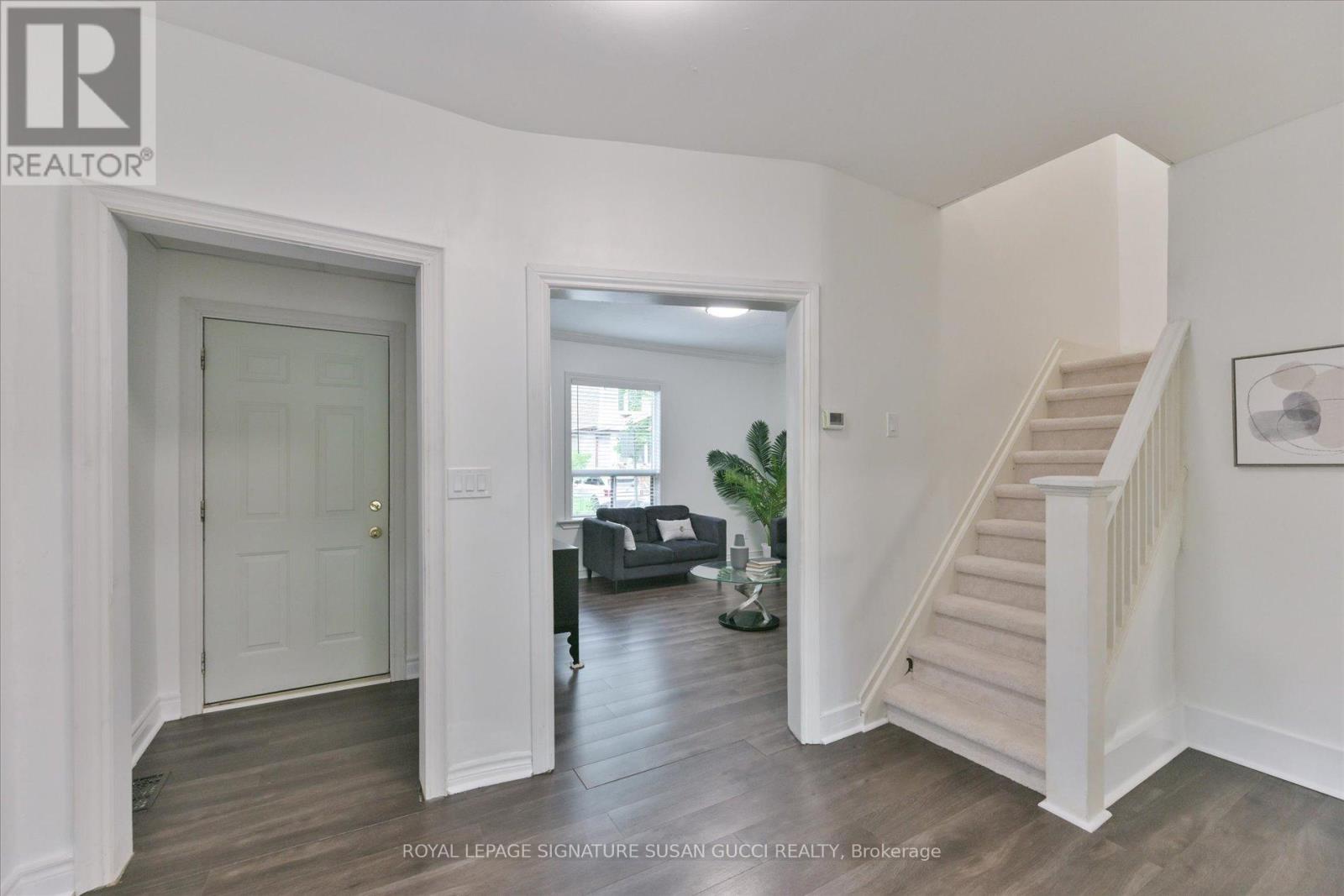 44 Westlake Avenue, Toronto, Ontario  M4C 4P8 - Photo 5 - E13481262