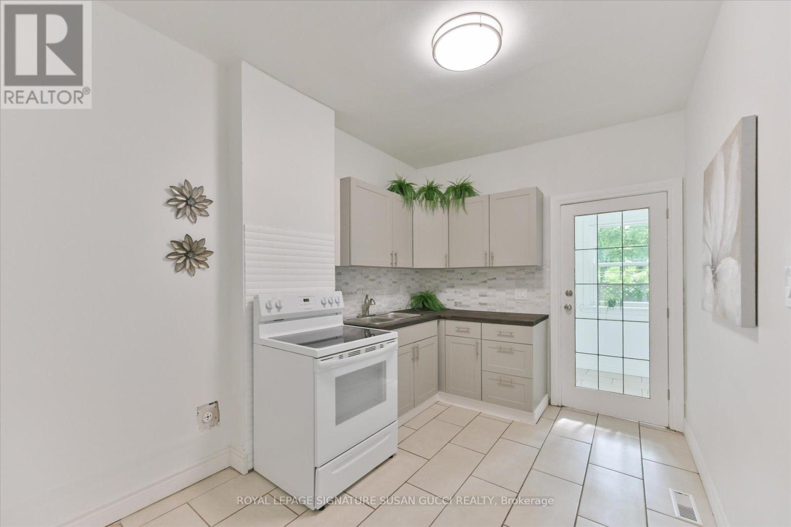 44 Westlake Avenue, Toronto, Ontario  M4C 4P8 - Photo 9 - E13481262