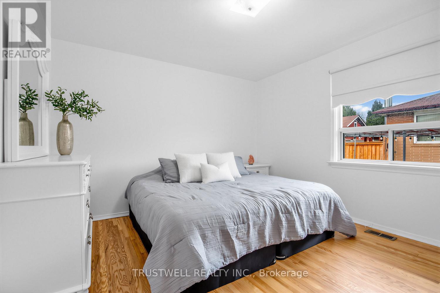 2 Del Ria Road, Toronto, Ontario  M6L 1M1 - Photo 3 - W13481320