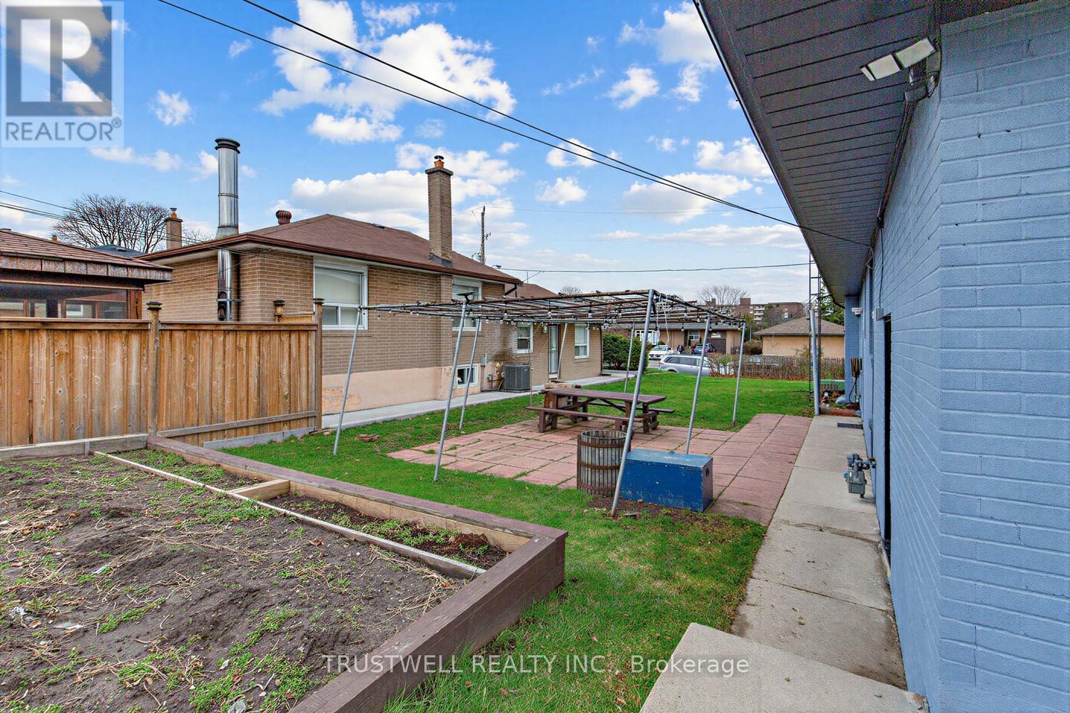 2 Del Ria Road, Toronto, Ontario  M6L 1M1 - Photo 31 - W13481320