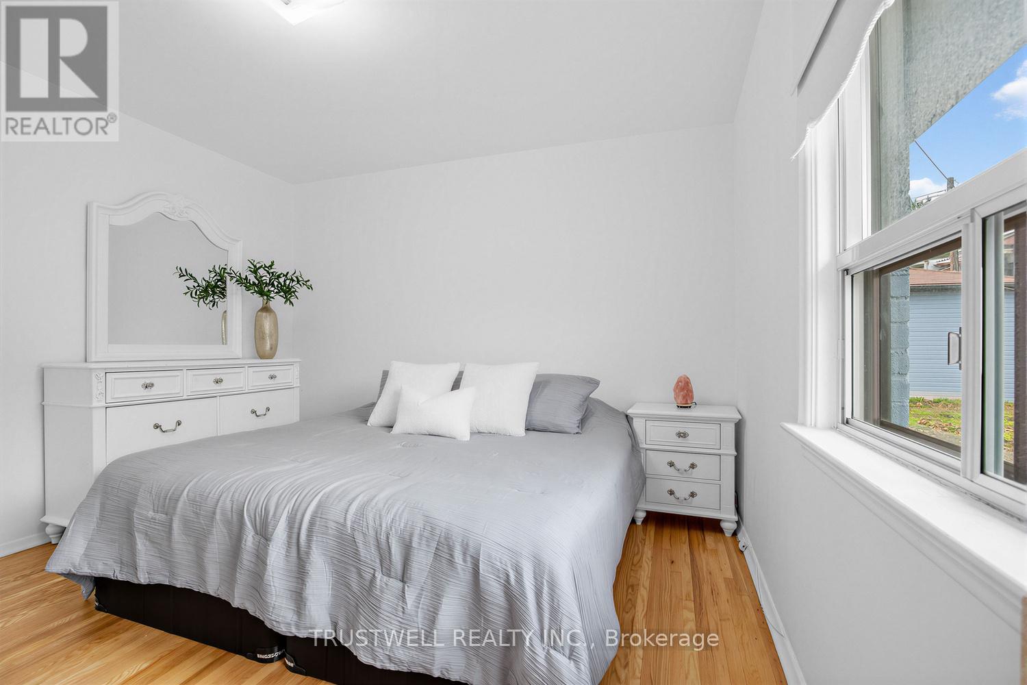 2 Del Ria Road, Toronto, Ontario  M6L 1M1 - Photo 4 - W13481320