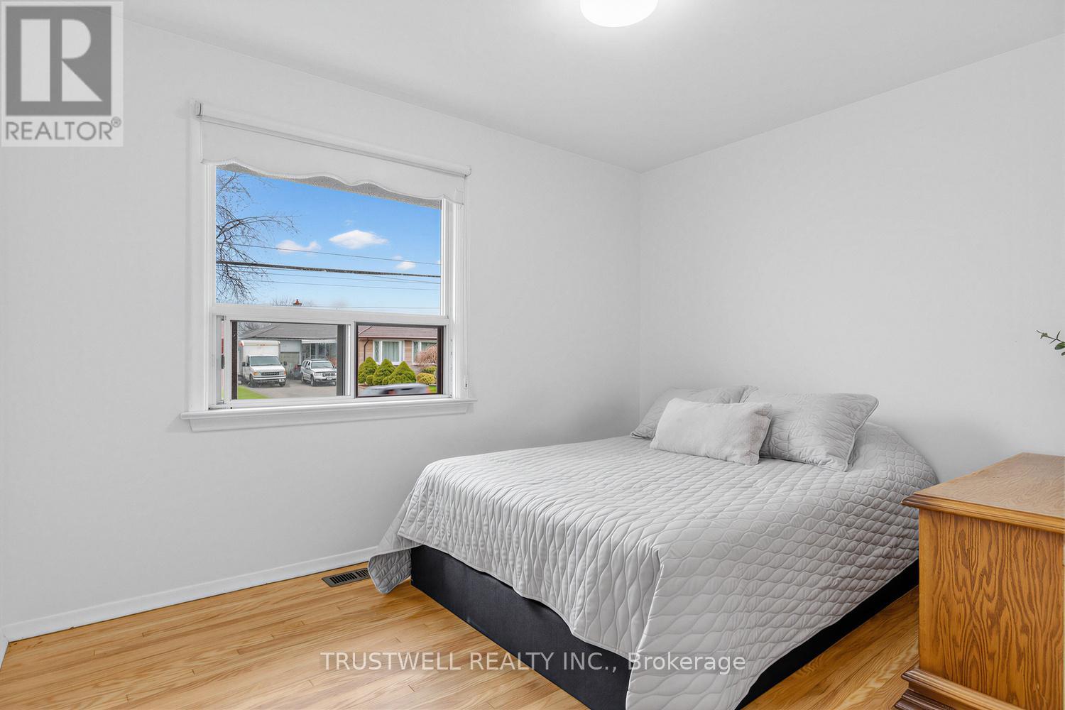 2 Del Ria Road, Toronto, Ontario  M6L 1M1 - Photo 8 - W13481320