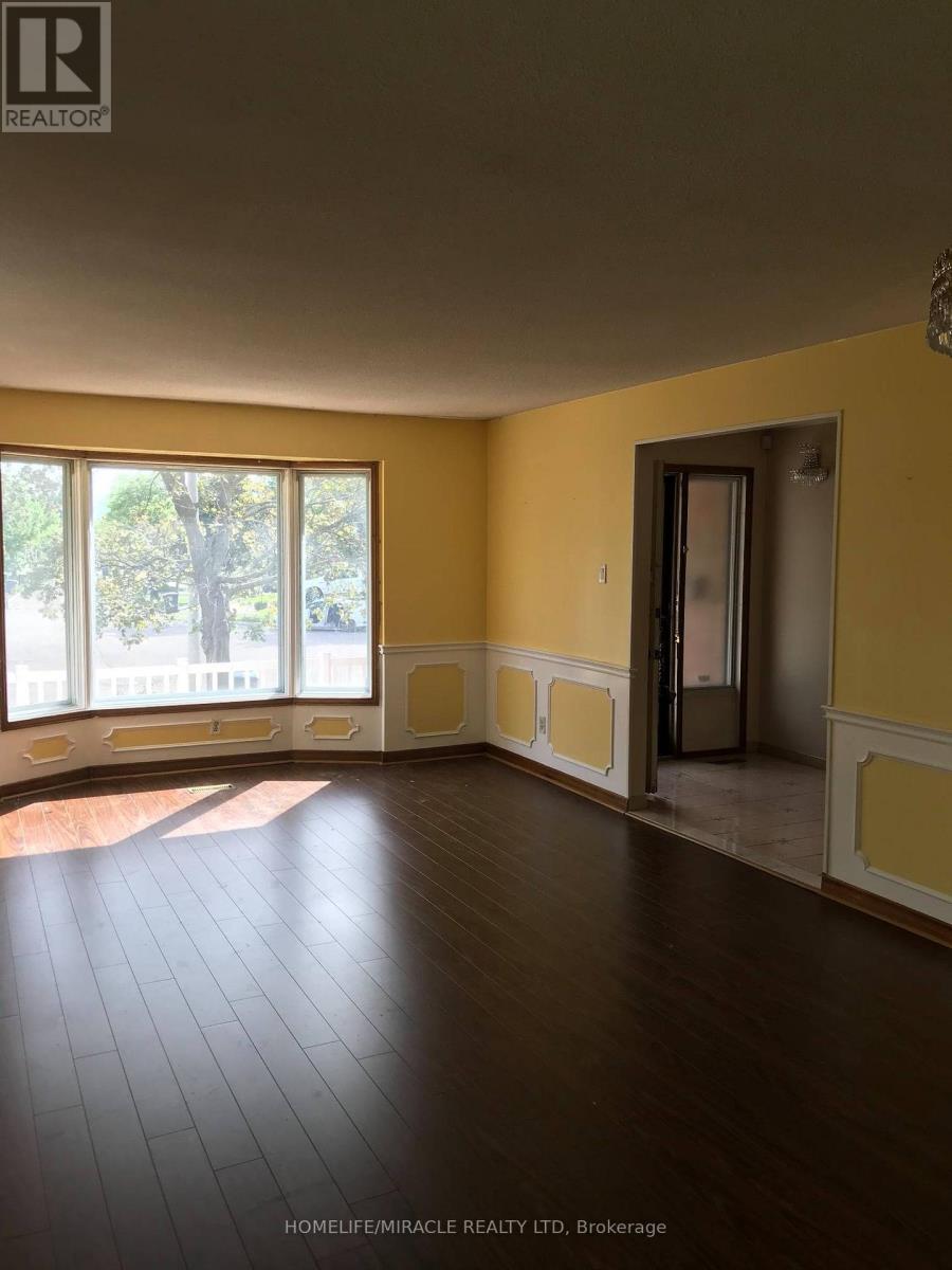 850 Chippenham Drive, Mississauga, Ontario  L5H 3S7 - Photo 2 - W13481342