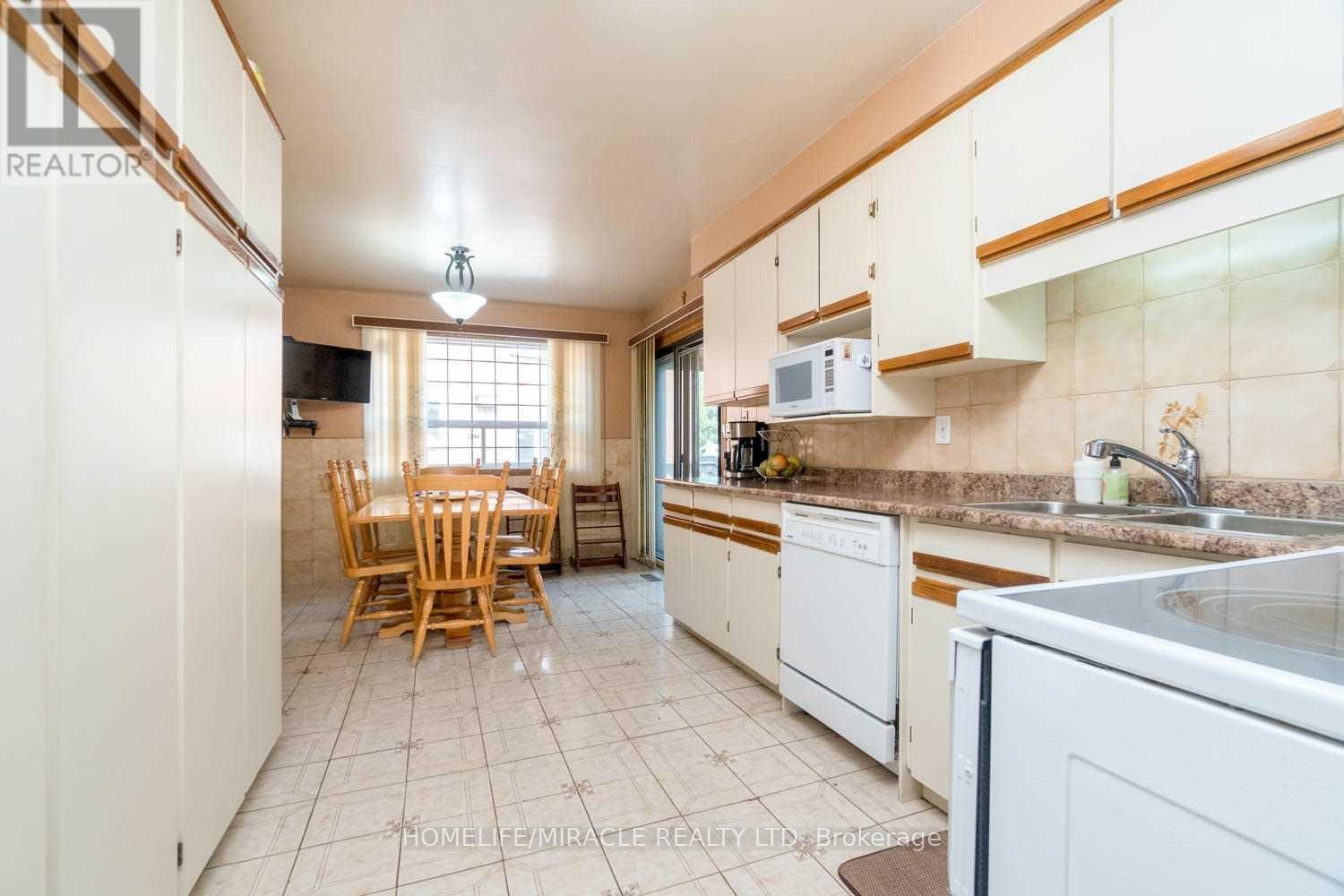850 Chippenham Drive, Mississauga, Ontario  L5H 3S7 - Photo 6 - W13481342