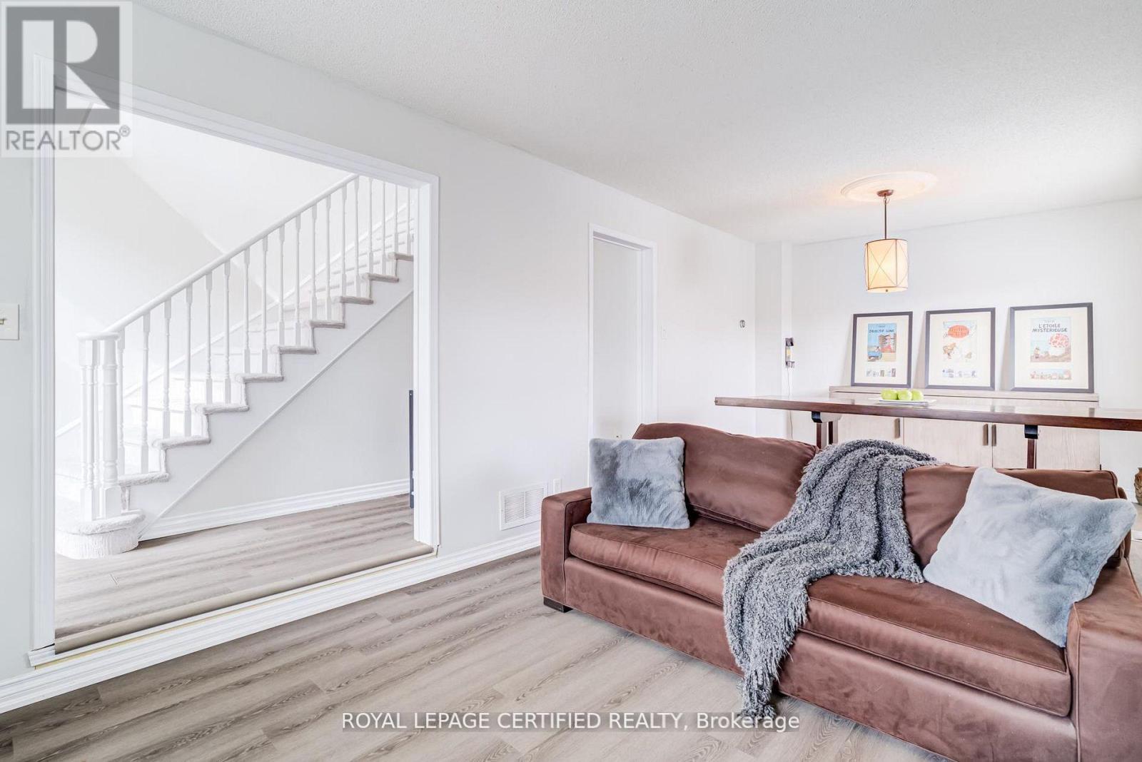 2197 Oakridge Crescent, Burlington, Ontario  L7M 4C8 - Photo 6 - W13481402