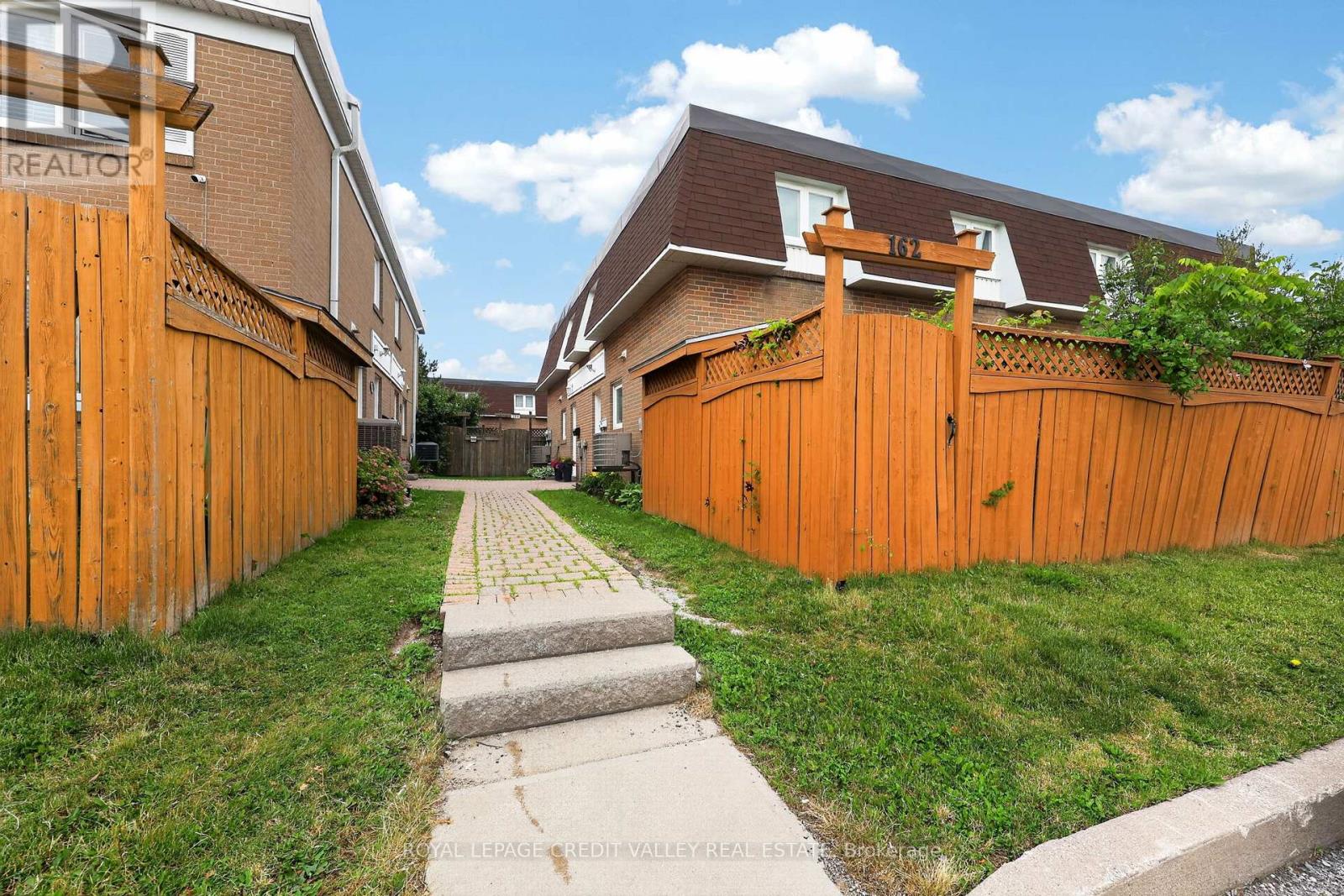 184 - 184 Town House Crescent, Brampton, Ontario  L6W 3C6 - Photo 3 - W13481422