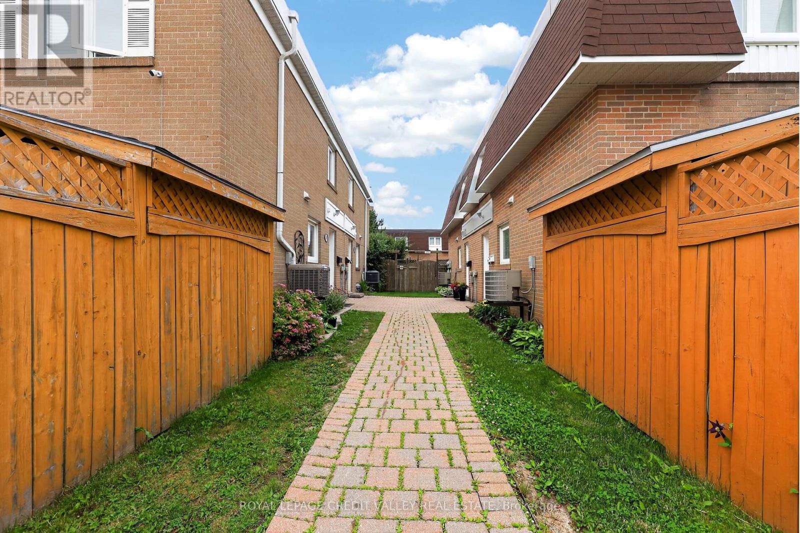 184 - 184 Town House Crescent, Brampton, Ontario  L6W 3C6 - Photo 4 - W13481422