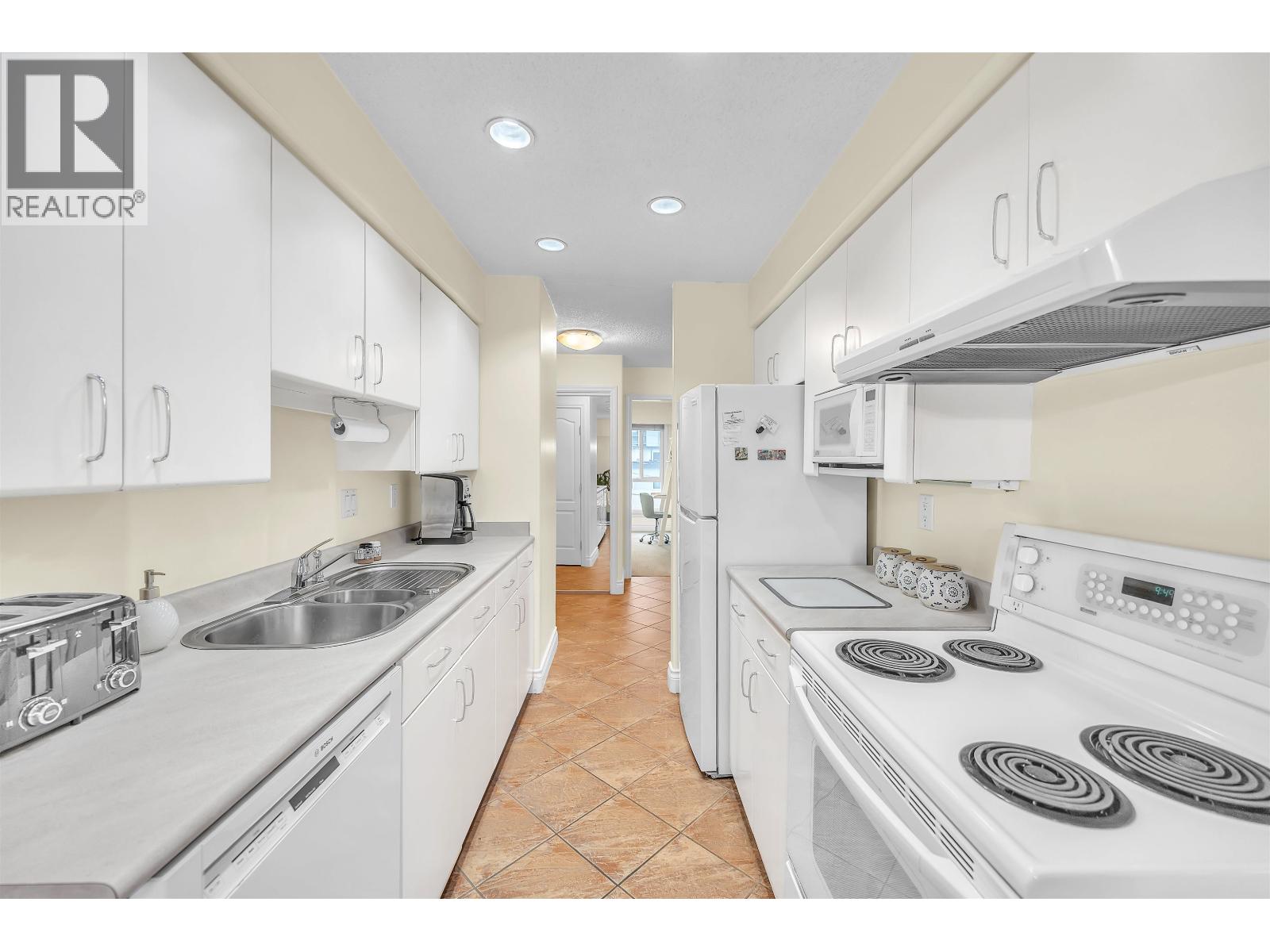 401 1718 Nelson Street, Vancouver, British Columbia V6G 1M8 - Photo 2 - R3139121