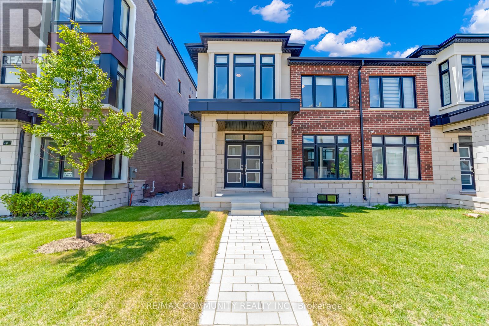 <div class="slider-price">$998,000</div><p>10 Liam Foudy Court, Toronto, Ontario</p>