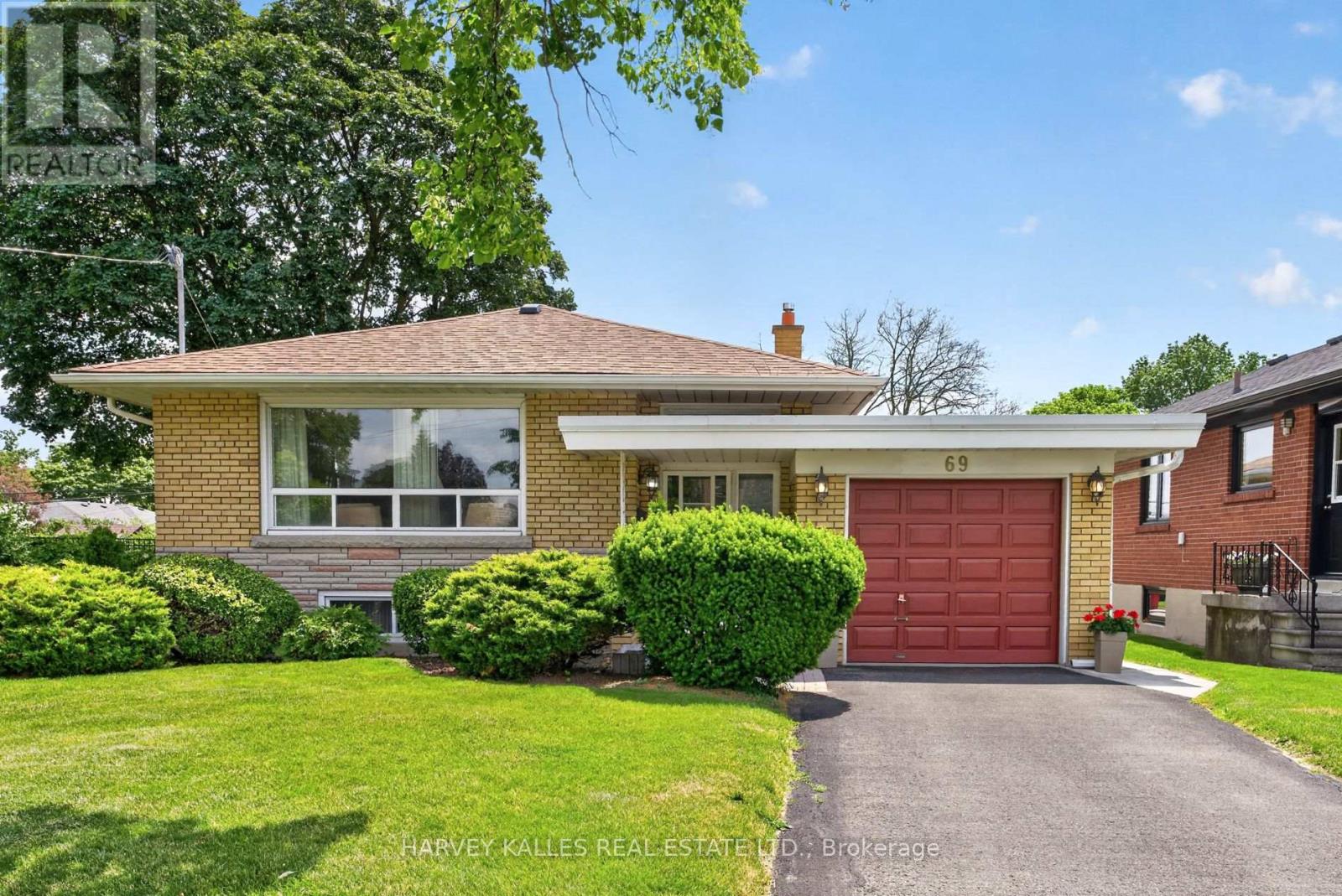 <div class="slider-price">$990,000</div><p>69 Poynter Drive, Toronto, Ontario</p>