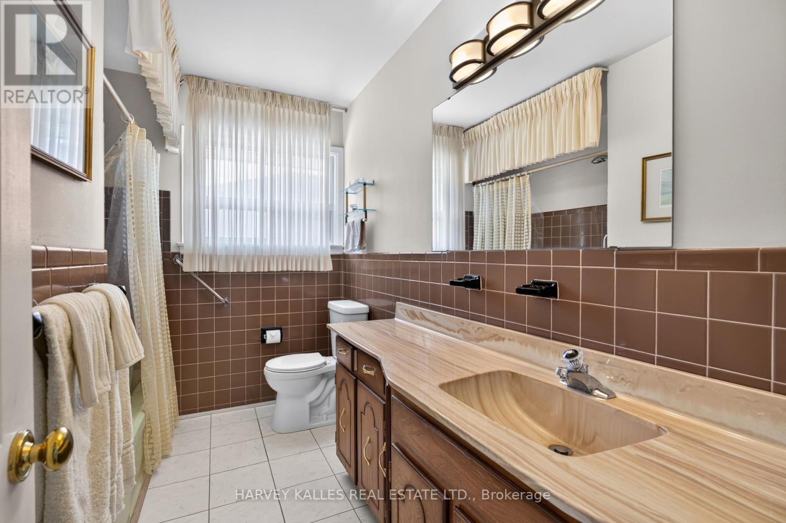 69 Poynter Drive, Toronto, Ontario  M9R 1L3 - Photo 19 - W13481550