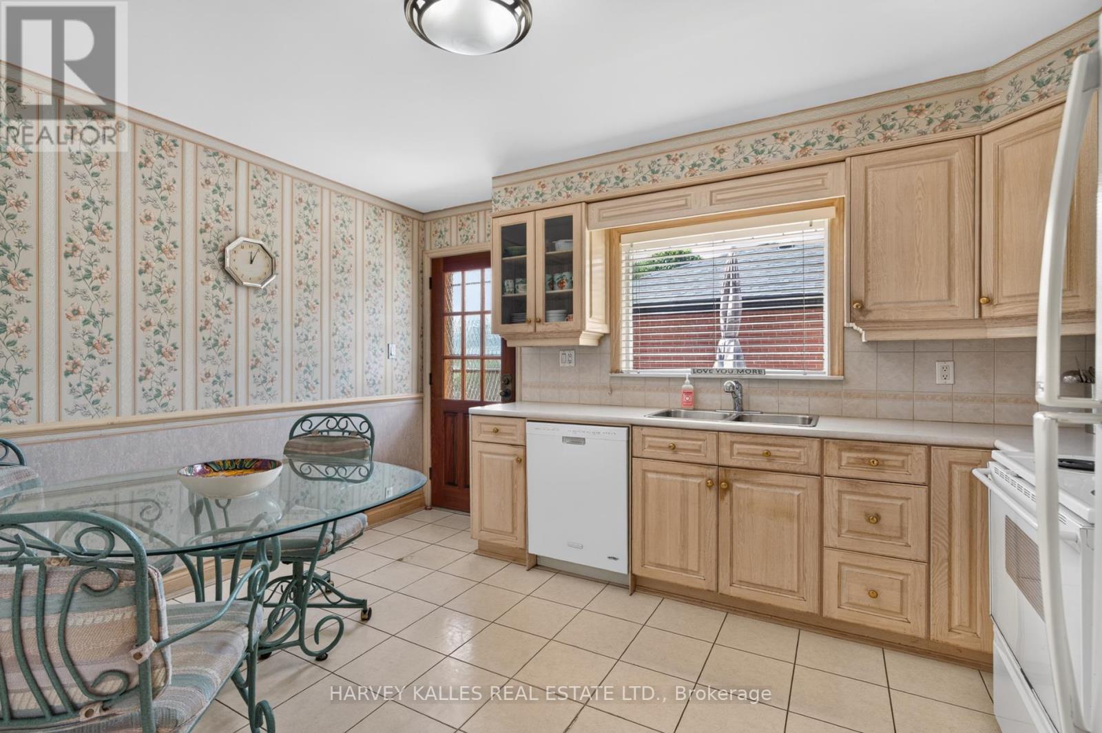 69 Poynter Drive, Toronto, Ontario  M9R 1L3 - Photo 8 - W13481550