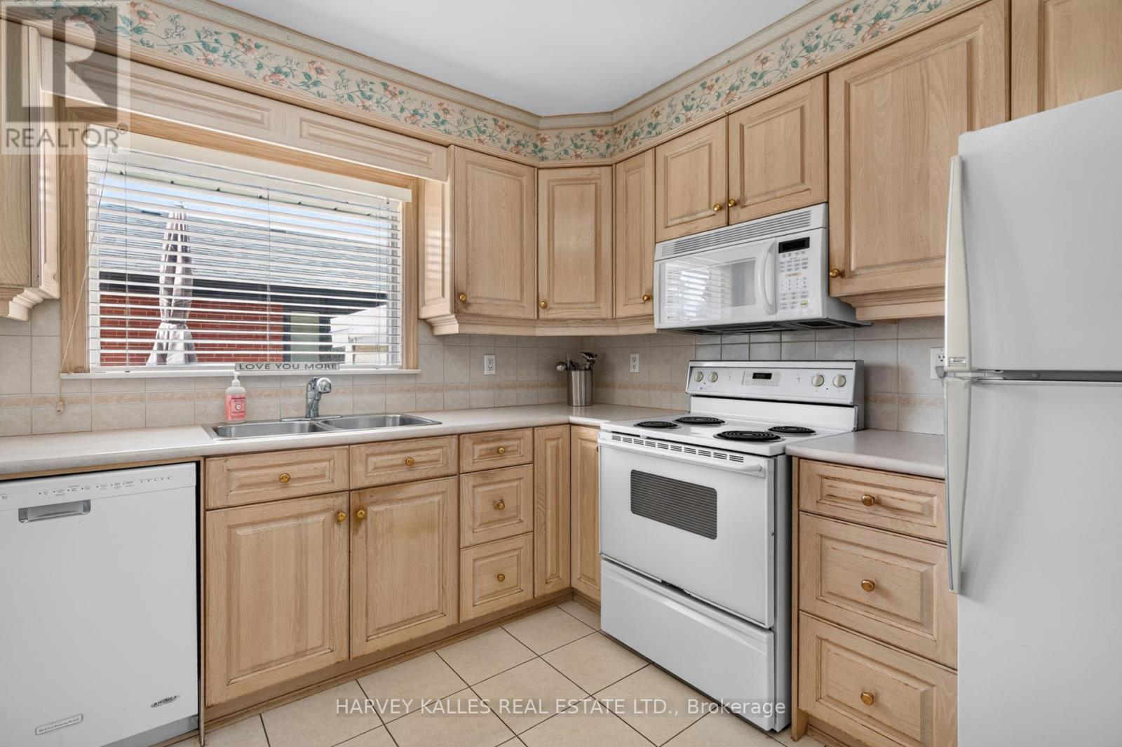 69 Poynter Drive, Toronto, Ontario  M9R 1L3 - Photo 9 - W13481550