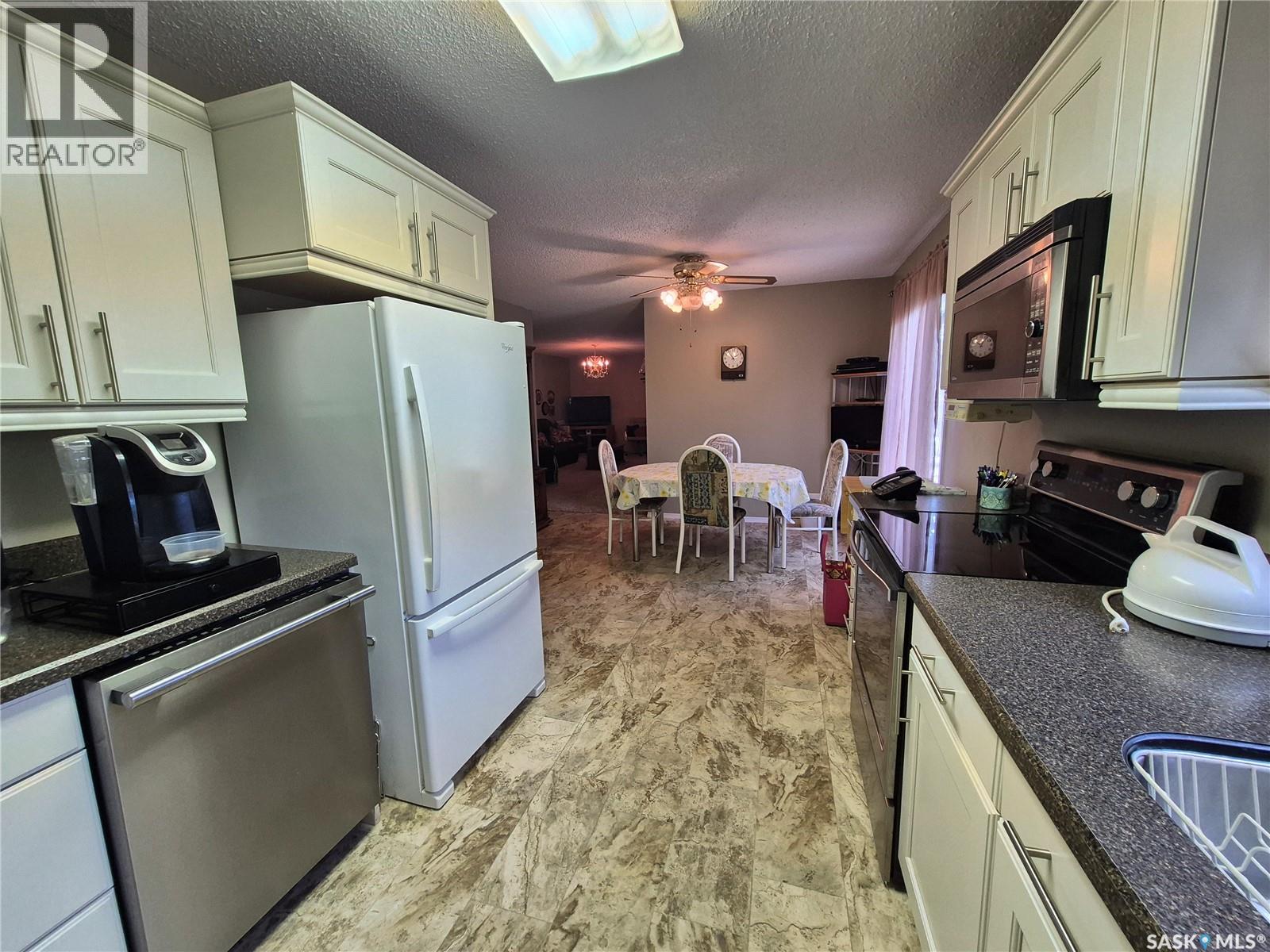 566 Dieppe Drive, Weyburn, Saskatchewan  S4H 2Y2 - Photo 10 - SK040358