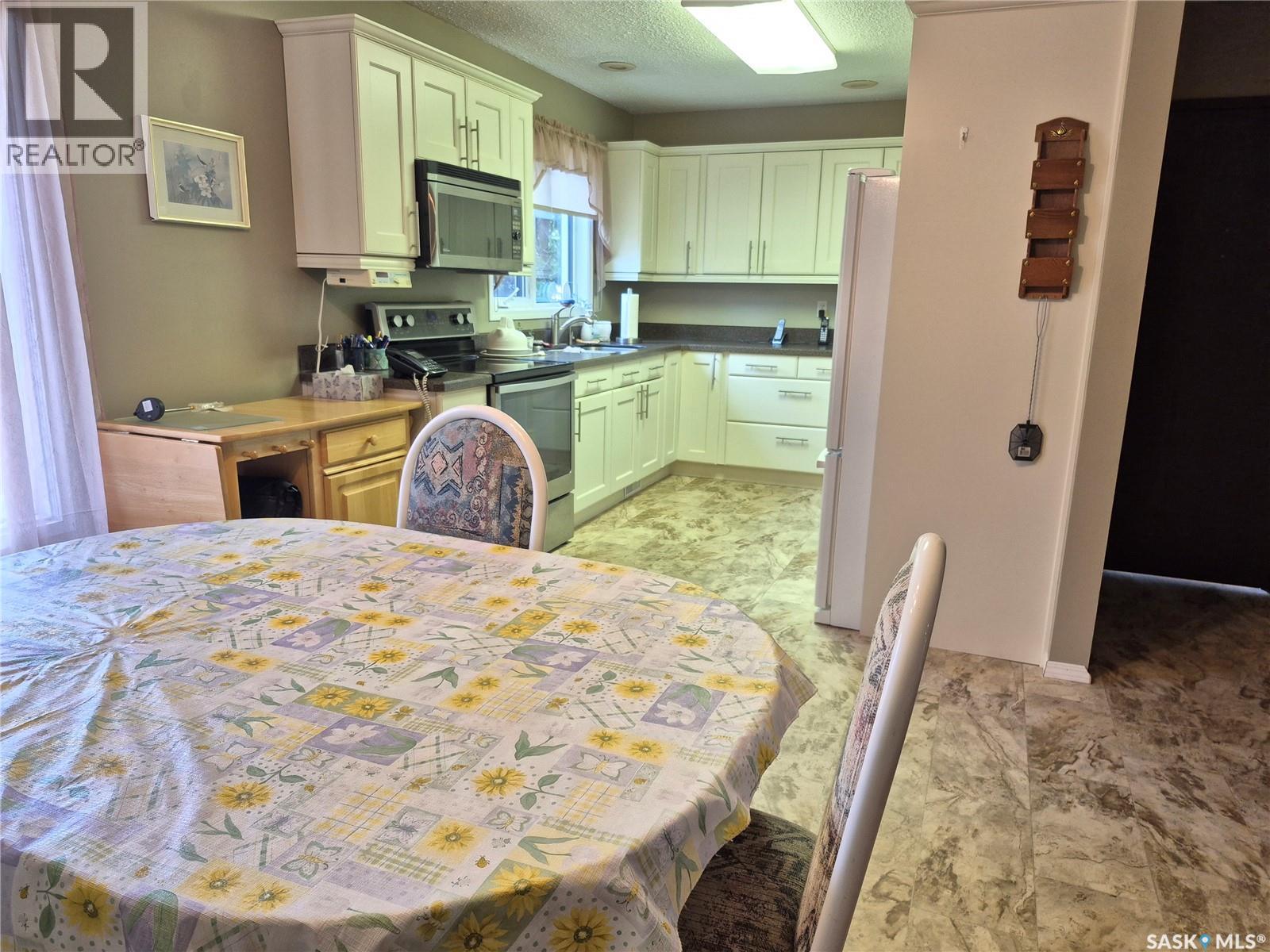 566 Dieppe Drive, Weyburn, Saskatchewan  S4H 2Y2 - Photo 2 - SK040358