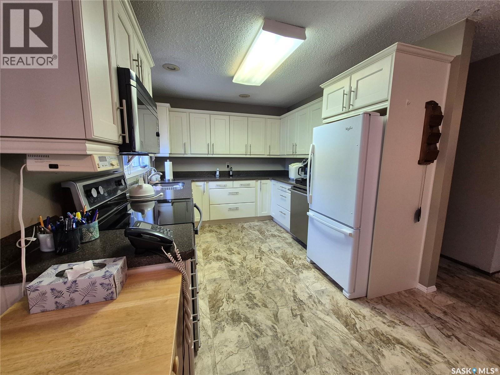 566 Dieppe Drive, Weyburn, Saskatchewan  S4H 2Y2 - Photo 4 - SK040358