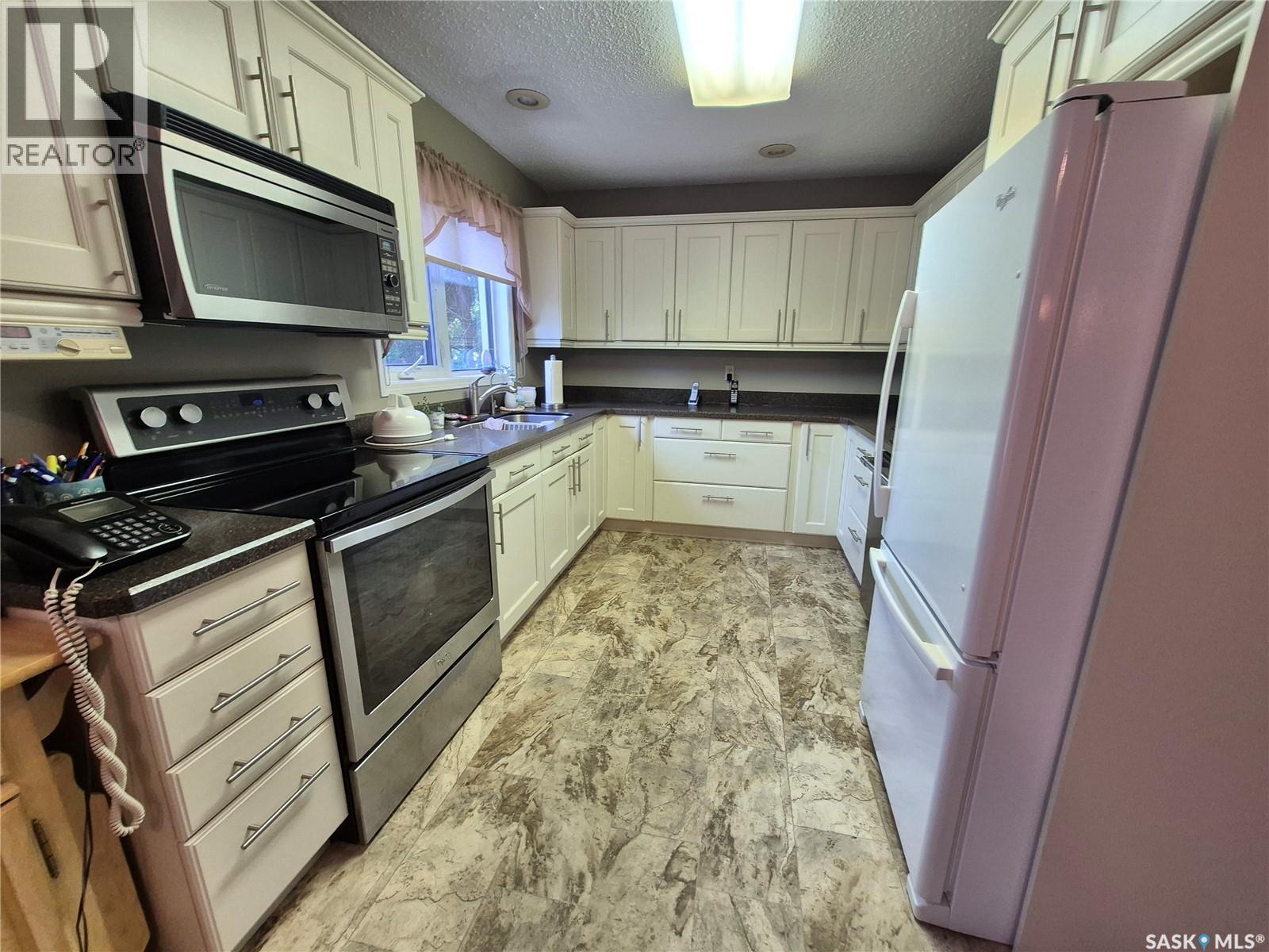 566 Dieppe Drive, Weyburn, Saskatchewan  S4H 2Y2 - Photo 5 - SK040358