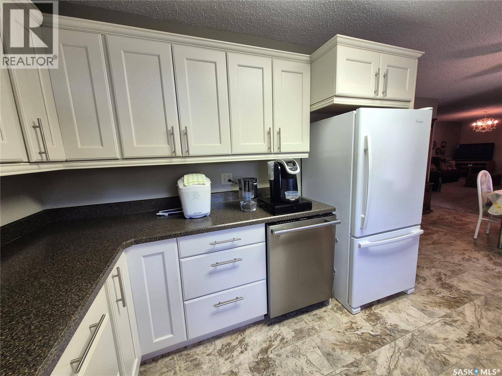 566 Dieppe Drive, Weyburn, Saskatchewan  S4H 2Y2 - Photo 6 - SK040358