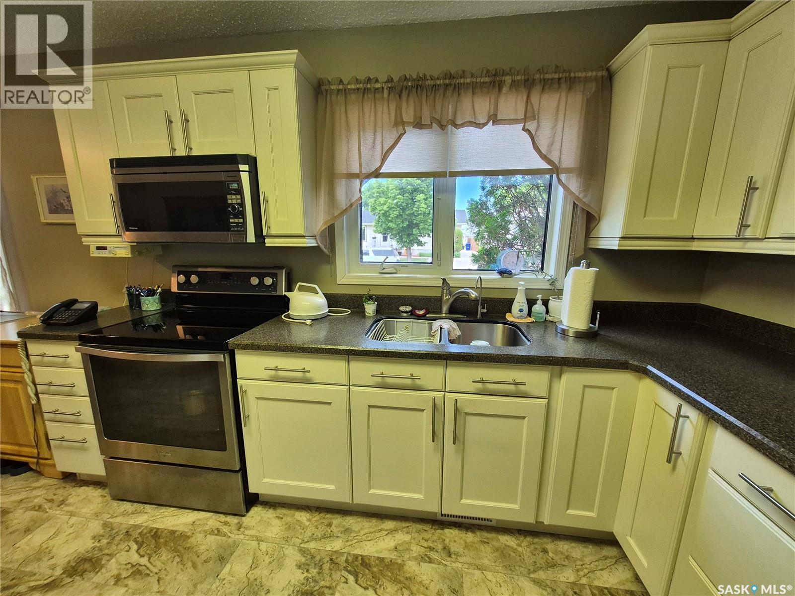 566 Dieppe Drive, Weyburn, Saskatchewan  S4H 2Y2 - Photo 9 - SK040358