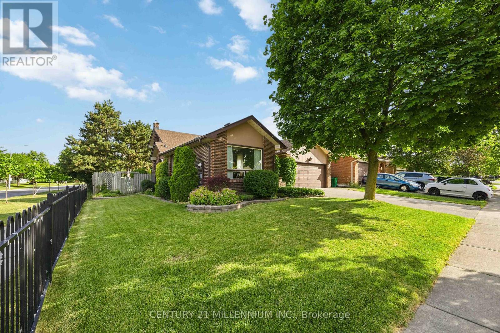 112 Blackthorn Lane, Brampton, Ontario  L6V 3K8 - Photo 3 - W13481698