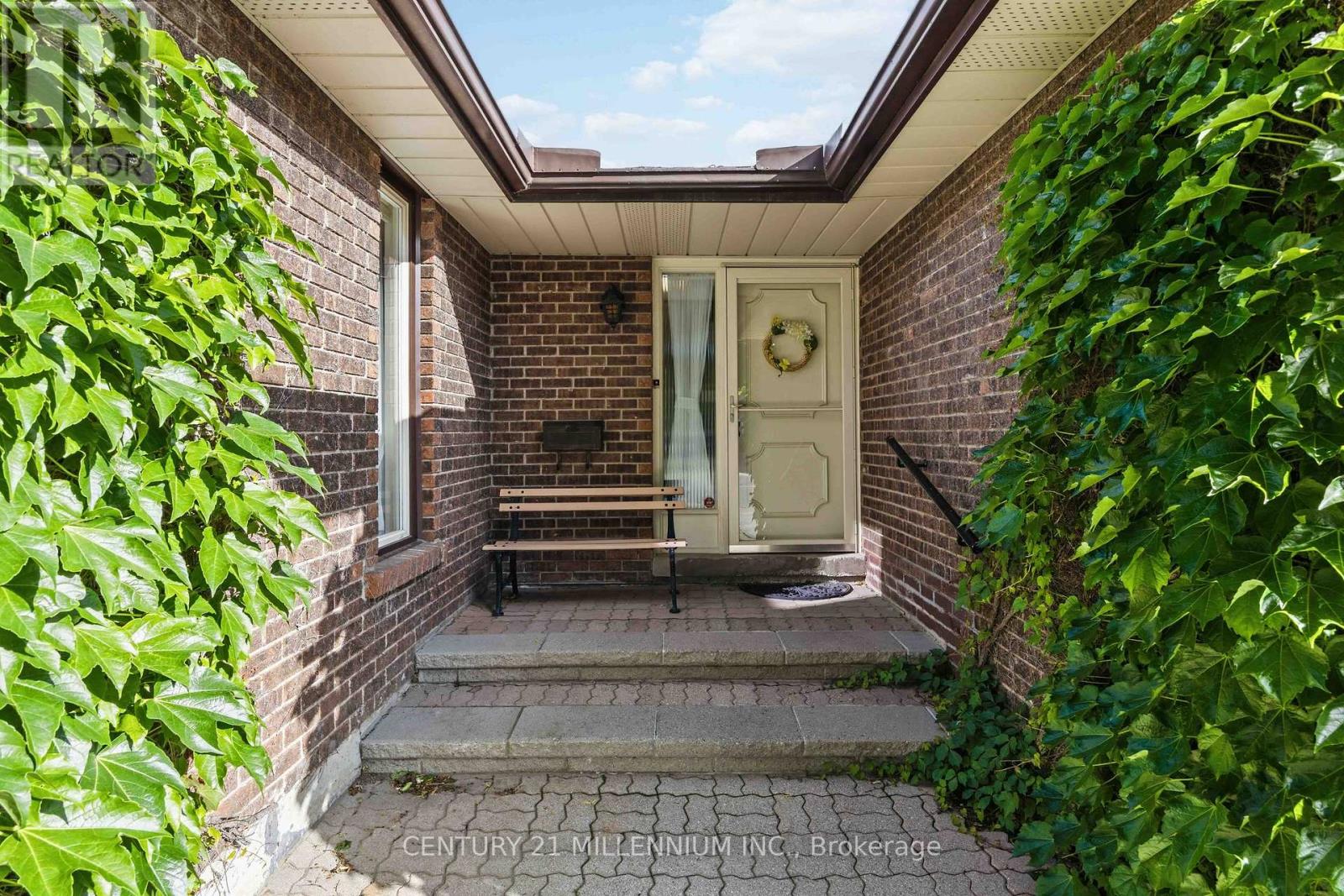 112 Blackthorn Lane, Brampton, Ontario  L6V 3K8 - Photo 4 - W13481698