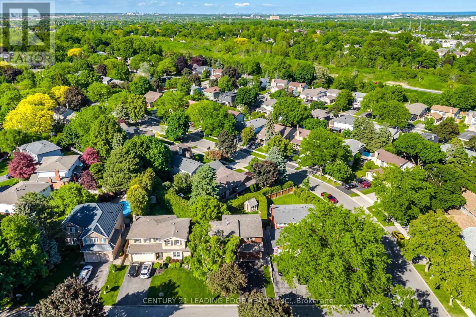 2203 Previn Court, Burlington, Ontario  L7P 4J3 - Photo 2 - W13481730