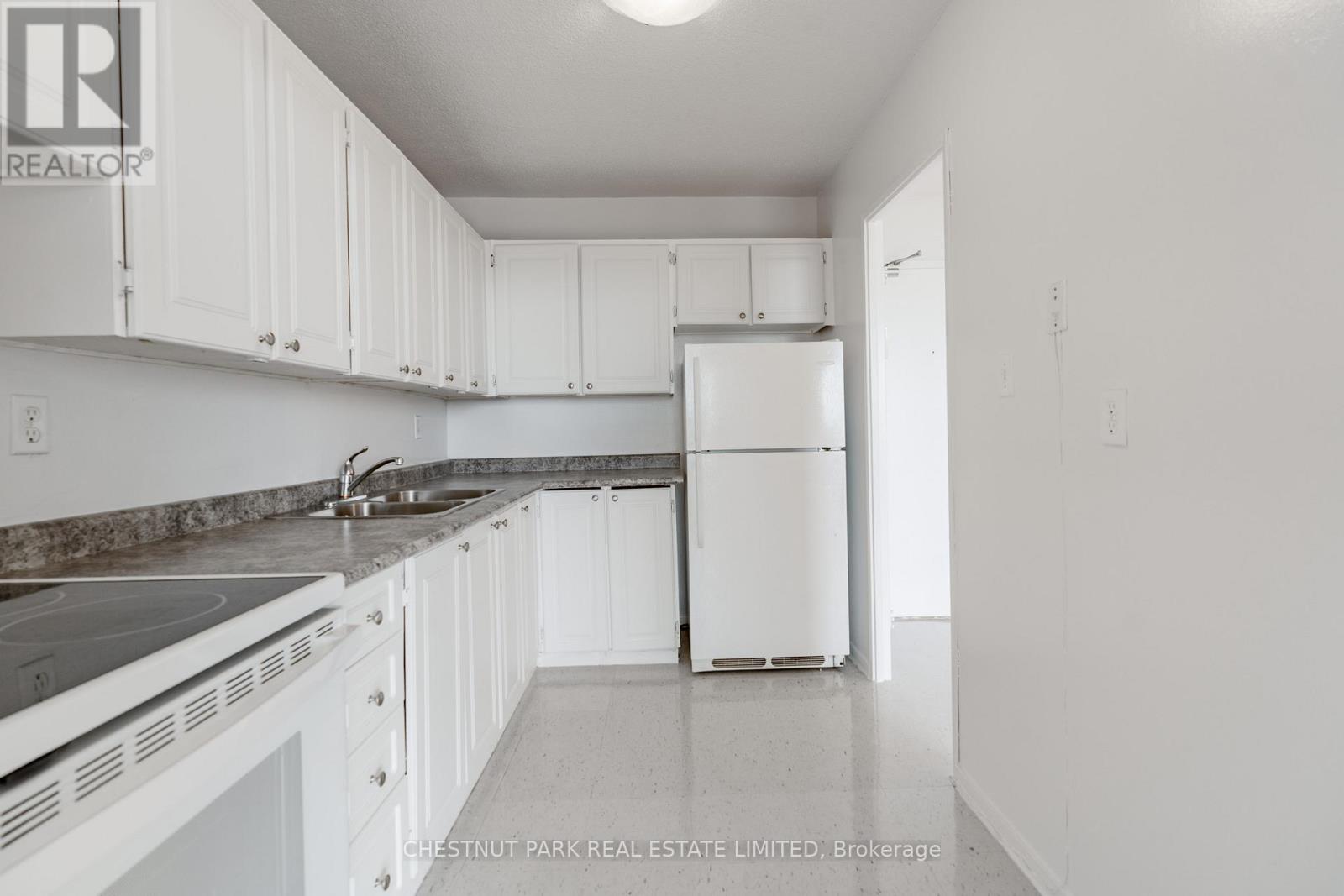 1412 - 150 Lakeshore Road W, Mississauga, Ontario  L5H 3R2 - Photo 10 - W13481784