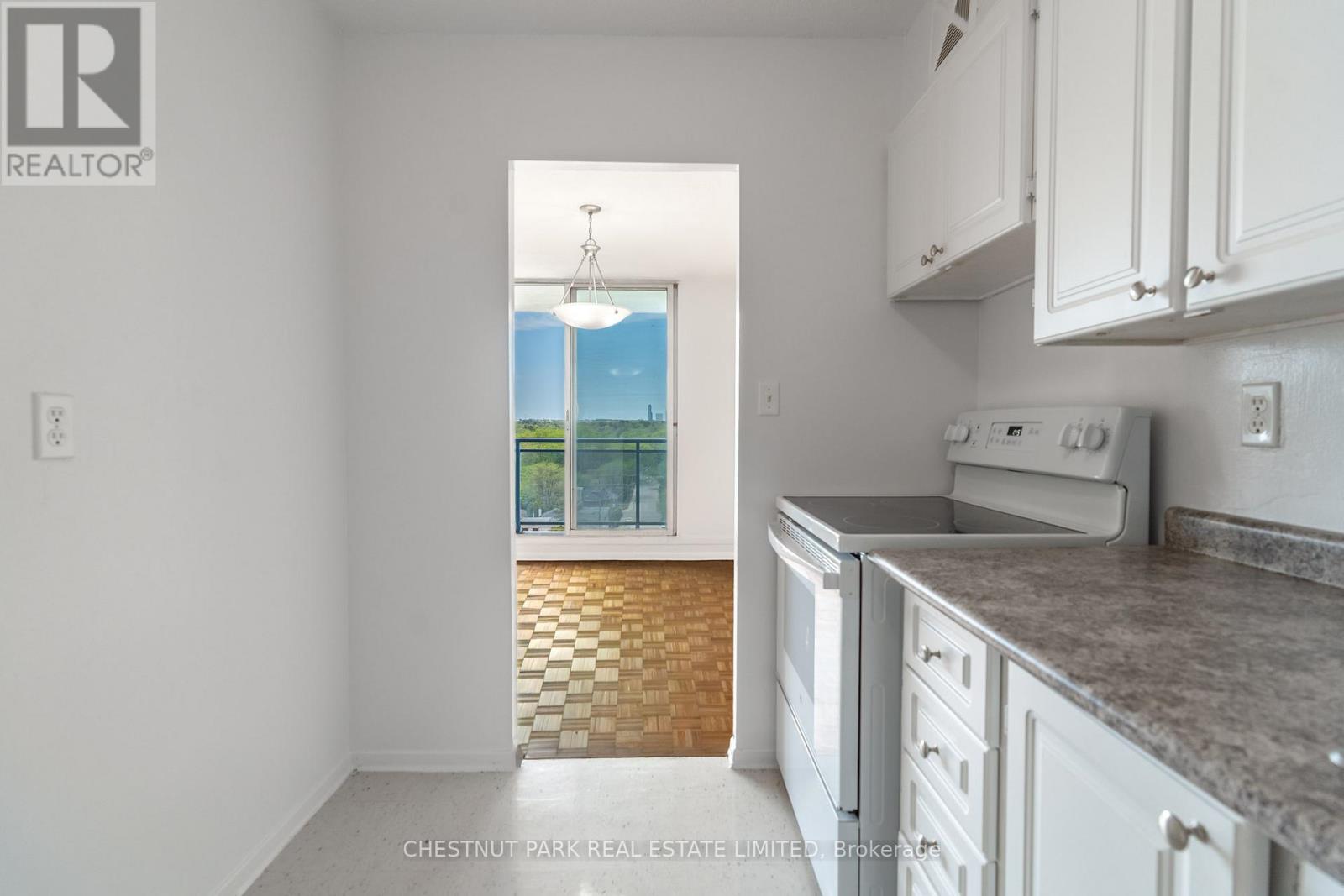 1412 - 150 Lakeshore Road W, Mississauga, Ontario  L5H 3R2 - Photo 11 - W13481784