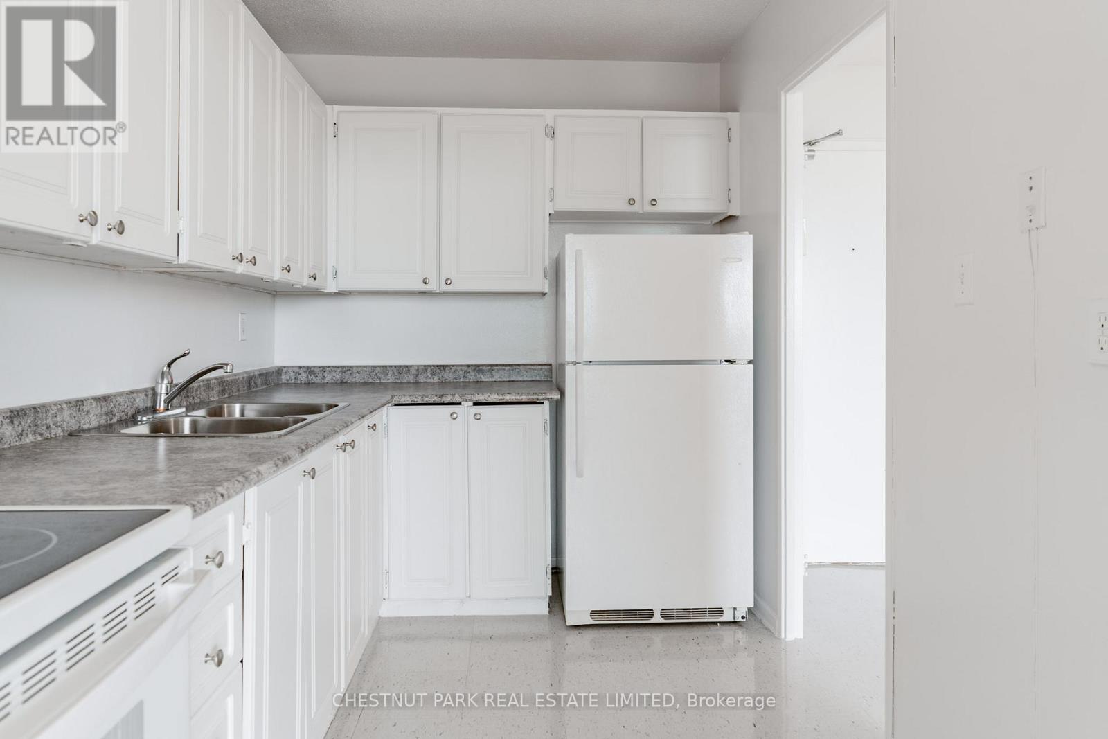1412 - 150 Lakeshore Road W, Mississauga, Ontario  L5H 3R2 - Photo 19 - W13481784