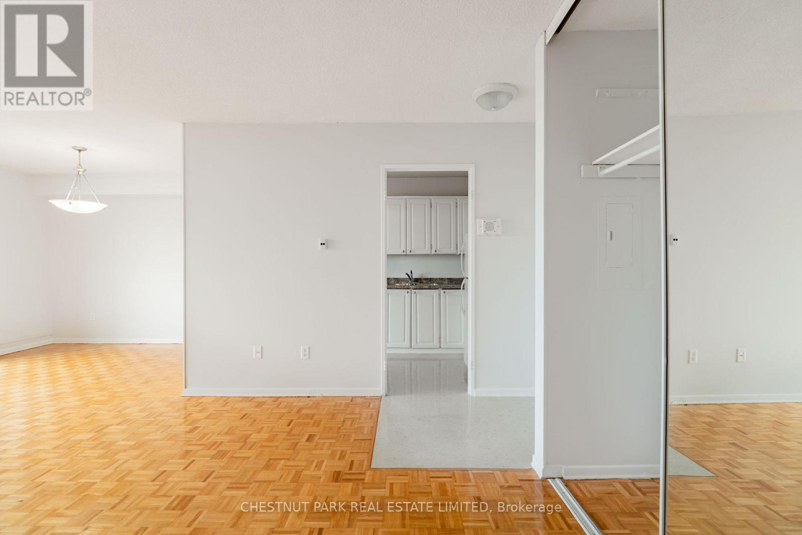 1412 - 150 Lakeshore Road W, Mississauga, Ontario  L5H 3R2 - Photo 5 - W13481784