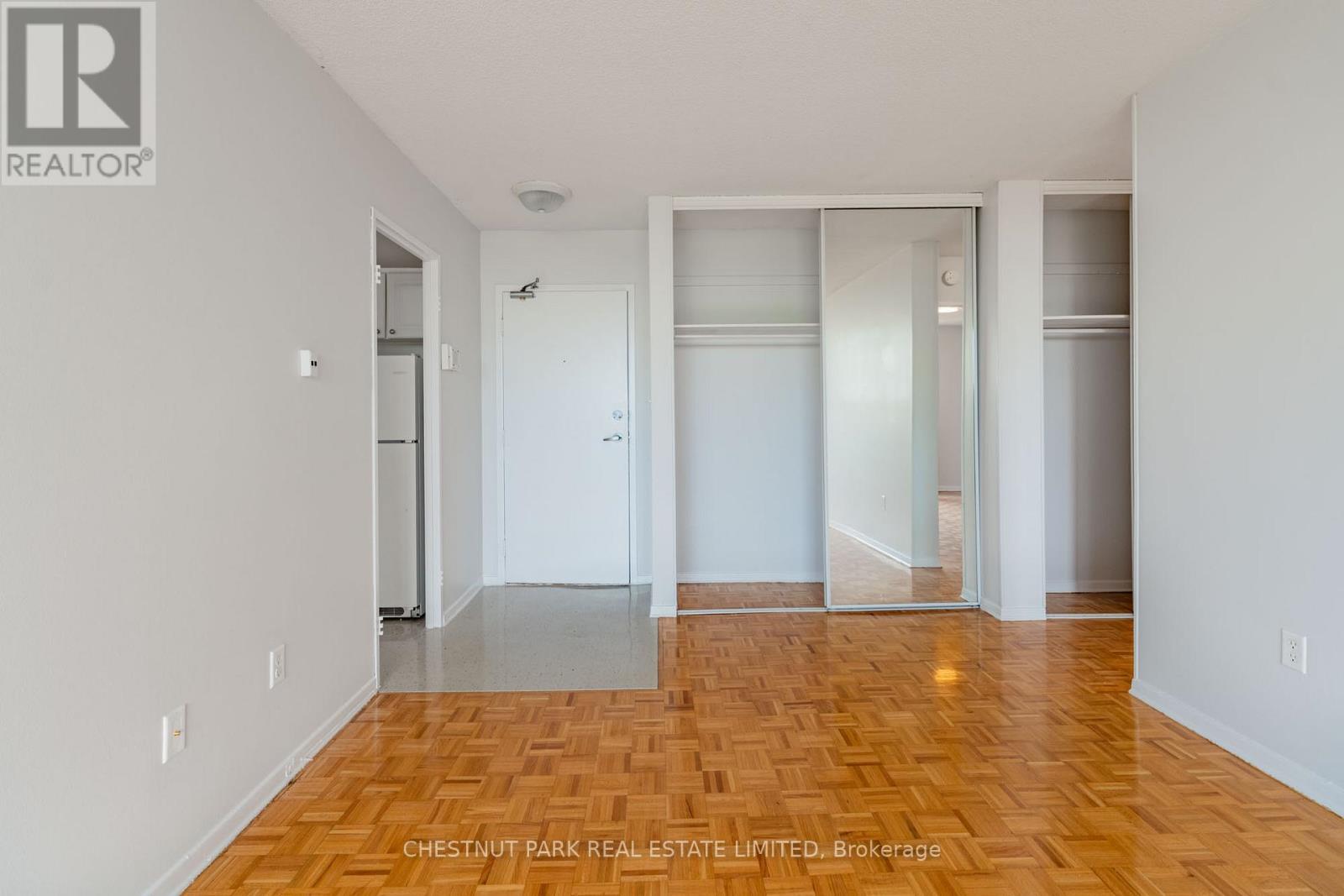 1412 - 150 Lakeshore Road W, Mississauga, Ontario  L5H 3R2 - Photo 6 - W13481784