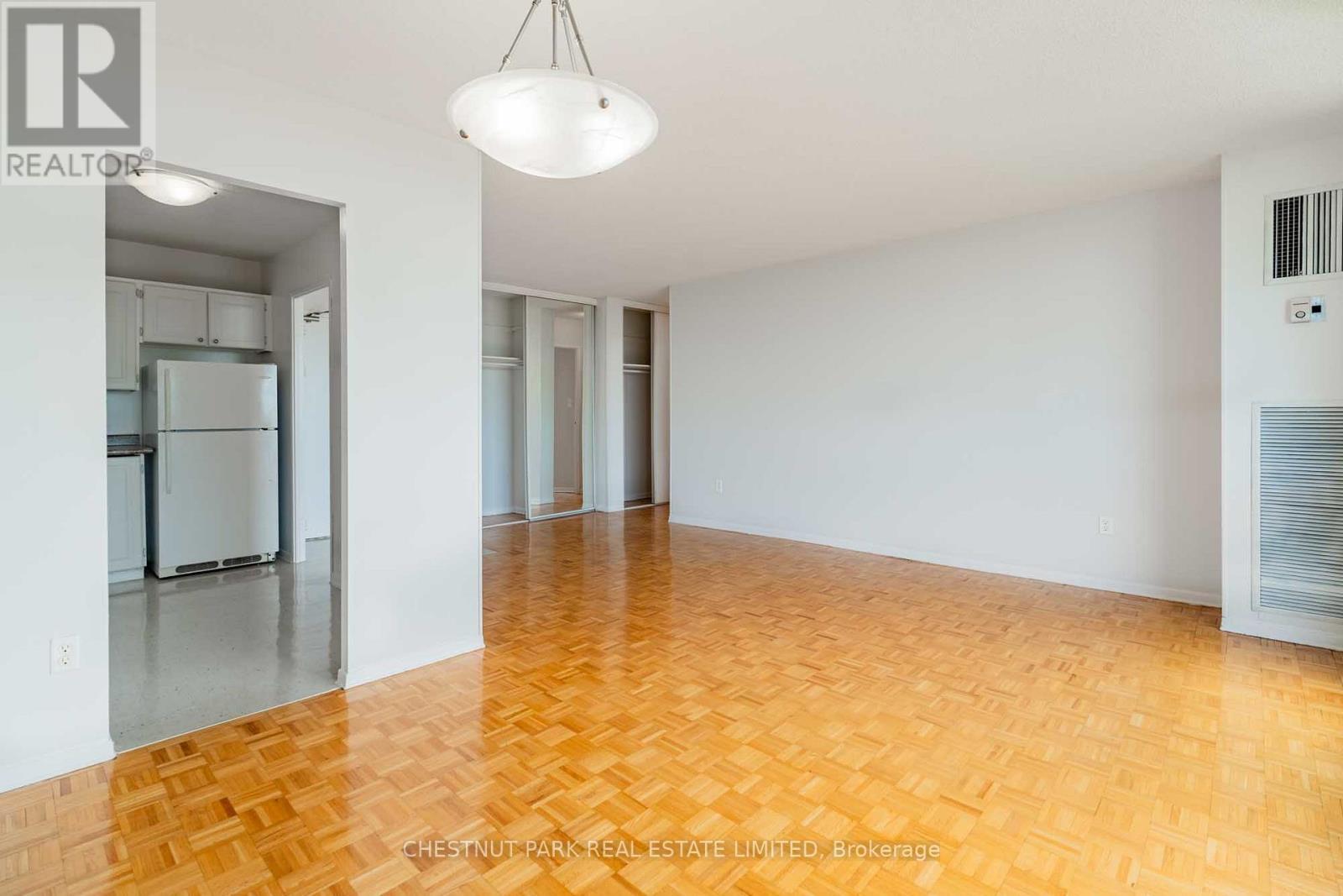1412 - 150 Lakeshore Road W, Mississauga, Ontario  L5H 3R2 - Photo 8 - W13481784