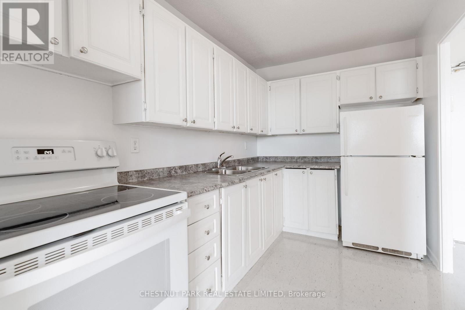 1412 - 150 Lakeshore Road W, Mississauga, Ontario  L5H 3R2 - Photo 9 - W13481784
