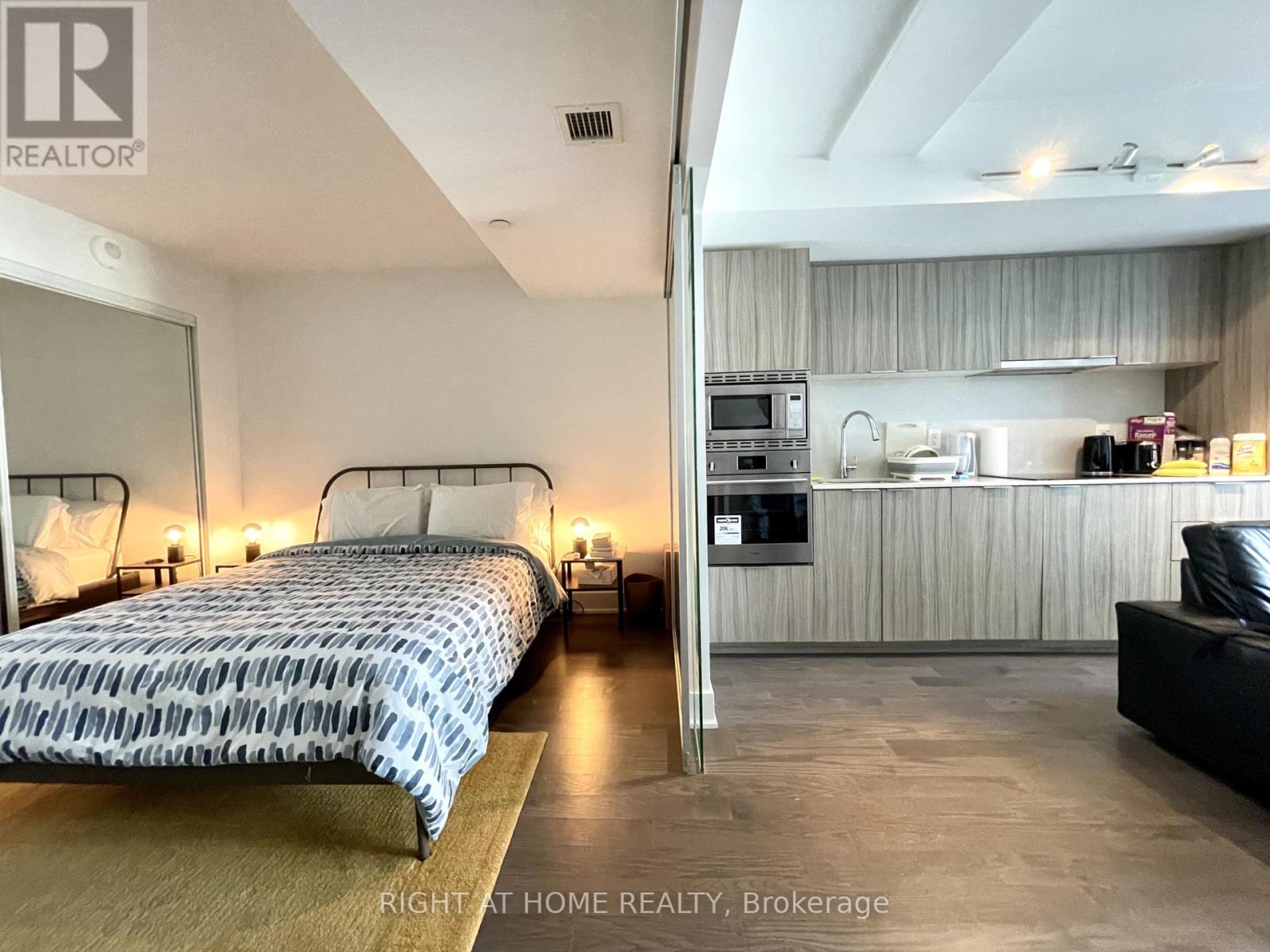 1616 - 955 Bay Street, Toronto, Ontario  M5S 0C6 - Photo 1 - C13481840