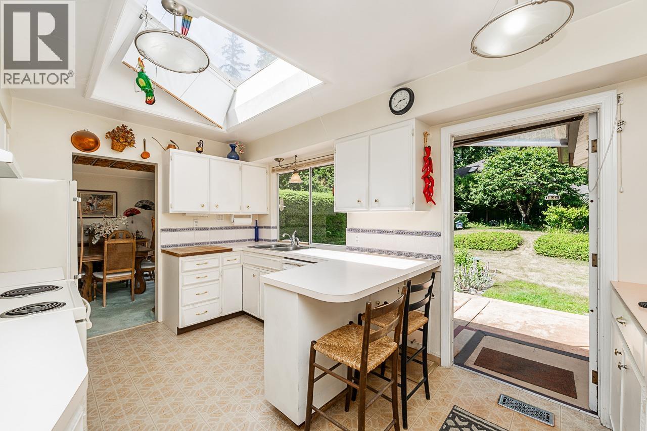 1110 Handsworth Road, North Vancouver, British Columbia  V7R 2A8 - Photo 11 - R3139246