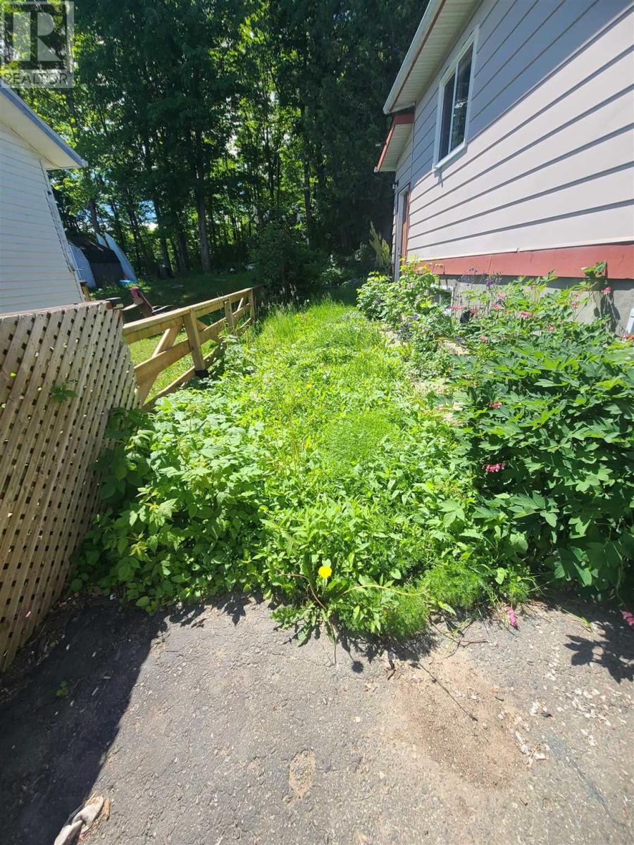 9 Lisbon Rd, Elliot Lake, Ontario  P5A 3N9 - Photo 4 - SM261206
