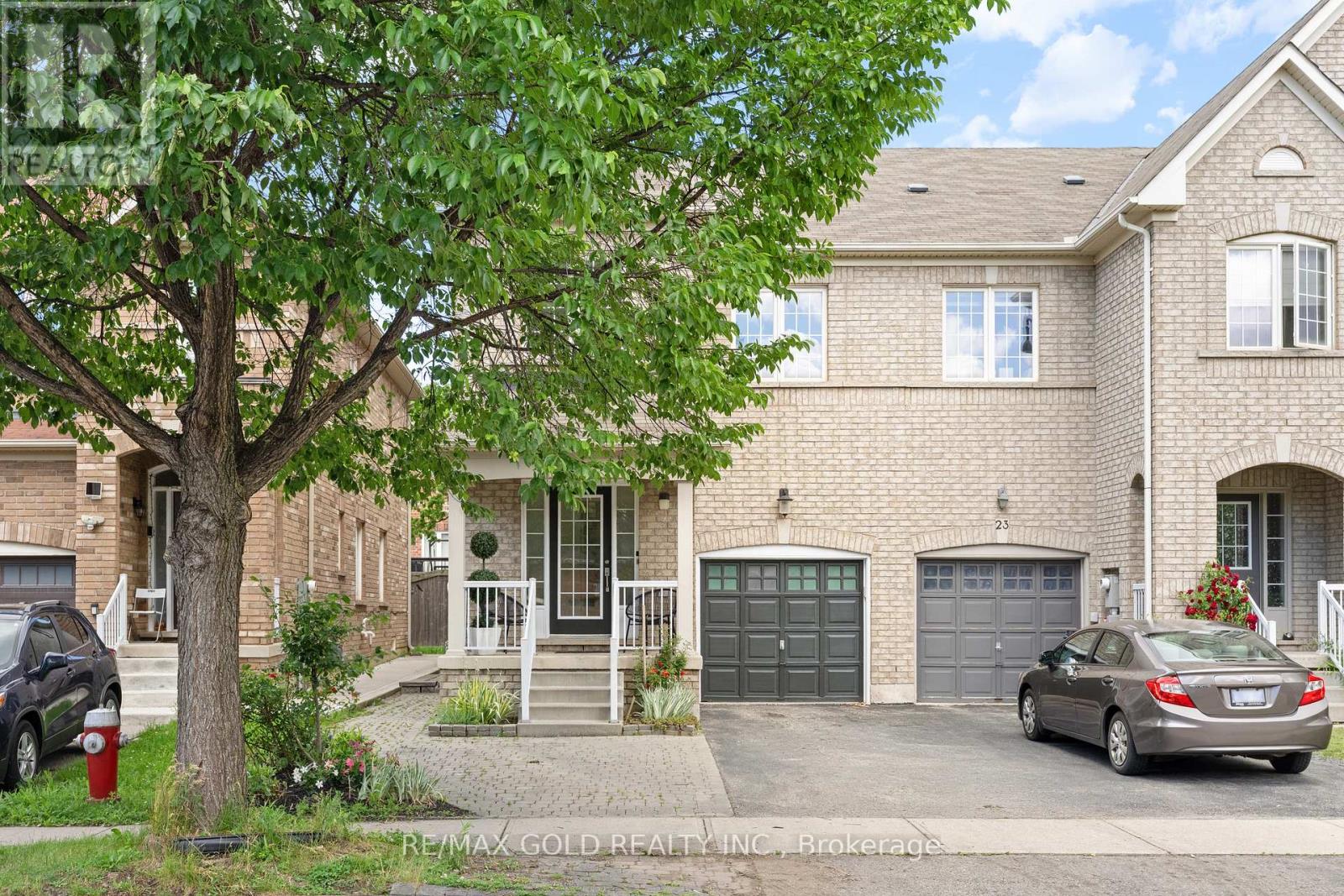 25 Frenchpark Circle, Brampton, Ontario  L6X 0Y5 - Photo 2 - W13481846