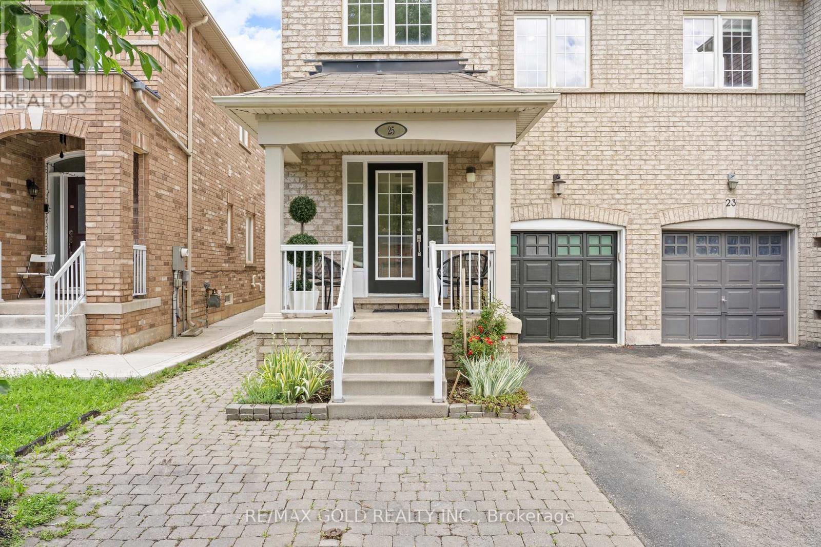 25 Frenchpark Circle, Brampton, Ontario  L6X 0Y5 - Photo 3 - W13481846