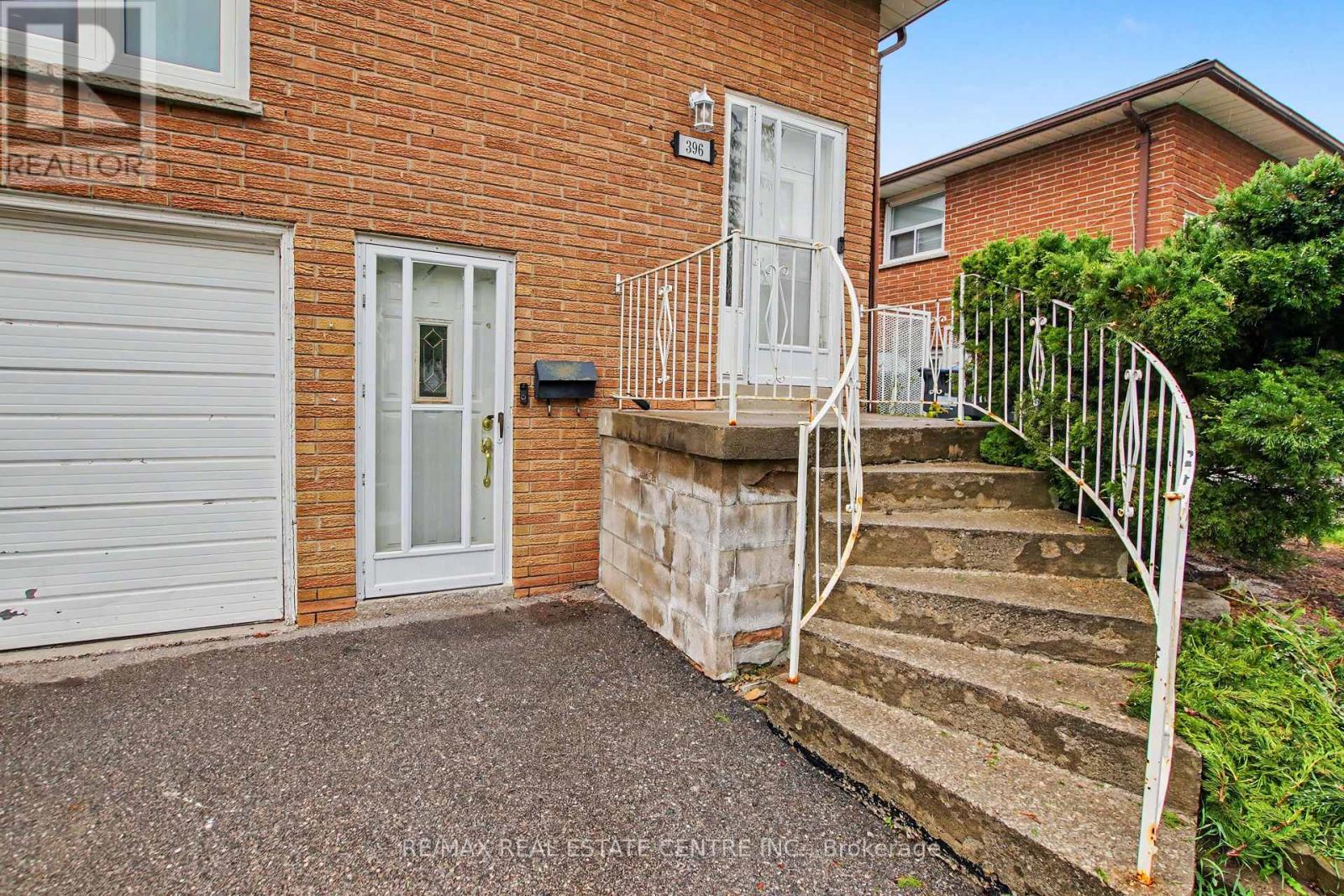 396 Pinemeadow Avenue, Mississauga, Ontario  L5B 2J9 - Photo 2 - W13481902