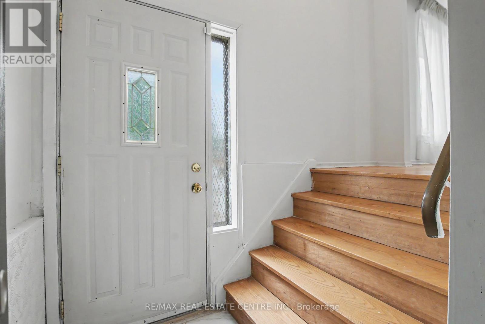 396 Pinemeadow Avenue, Mississauga, Ontario  L5B 2J9 - Photo 3 - W13481902