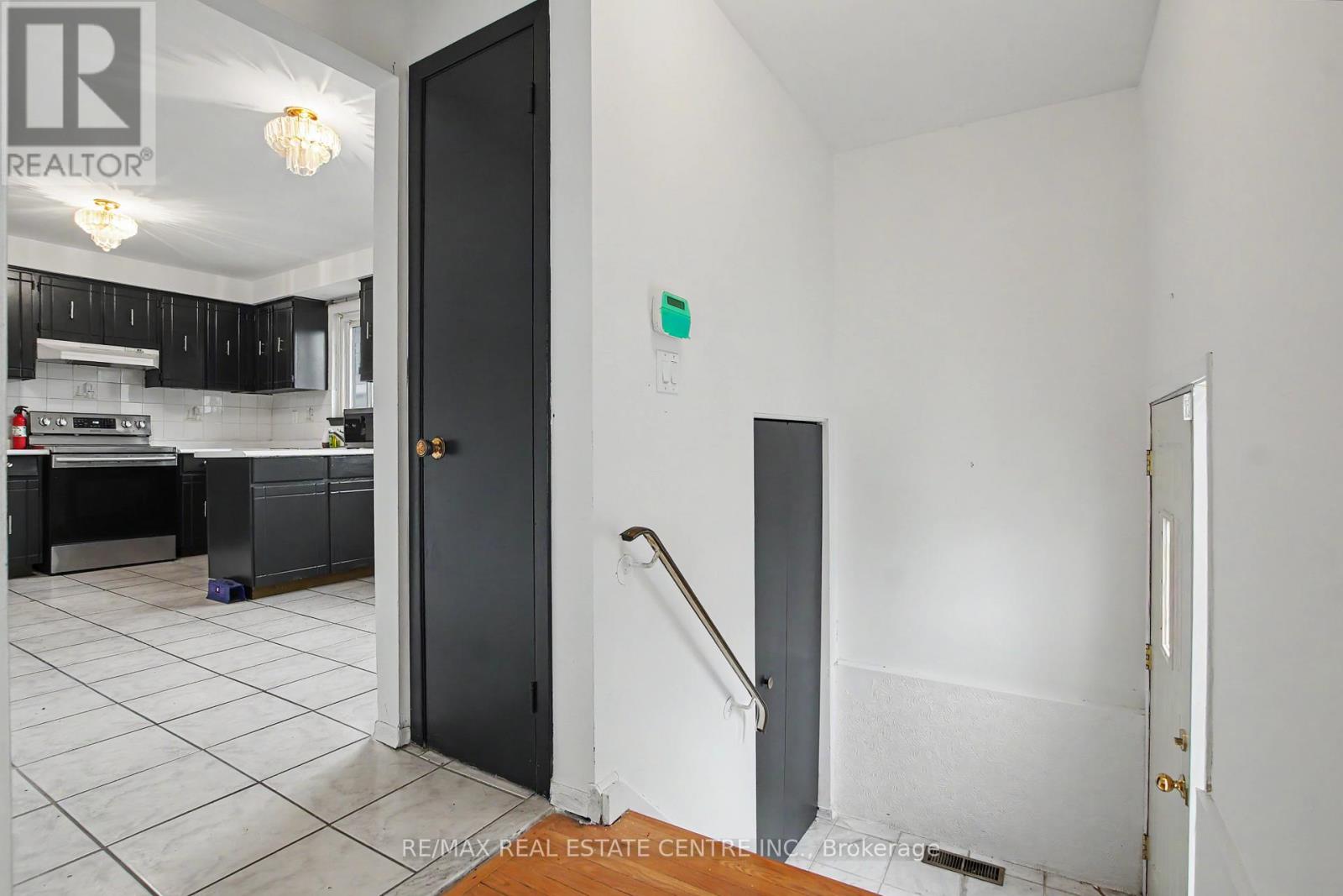 396 Pinemeadow Avenue, Mississauga, Ontario  L5B 2J9 - Photo 4 - W13481902