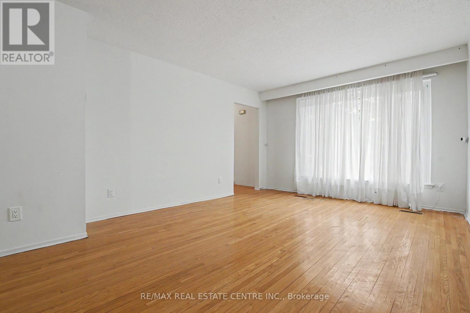 396 Pinemeadow Avenue, Mississauga, Ontario  L5B 2J9 - Photo 8 - W13481902