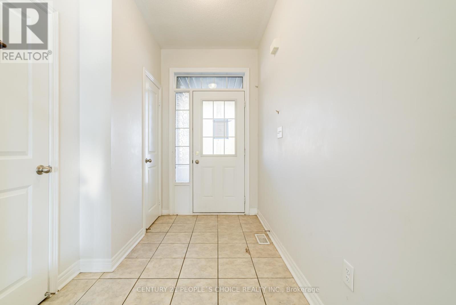 118 Finegan Circle, Brampton, Ontario  L7A 4Z9 - Photo 3 - W13470192
