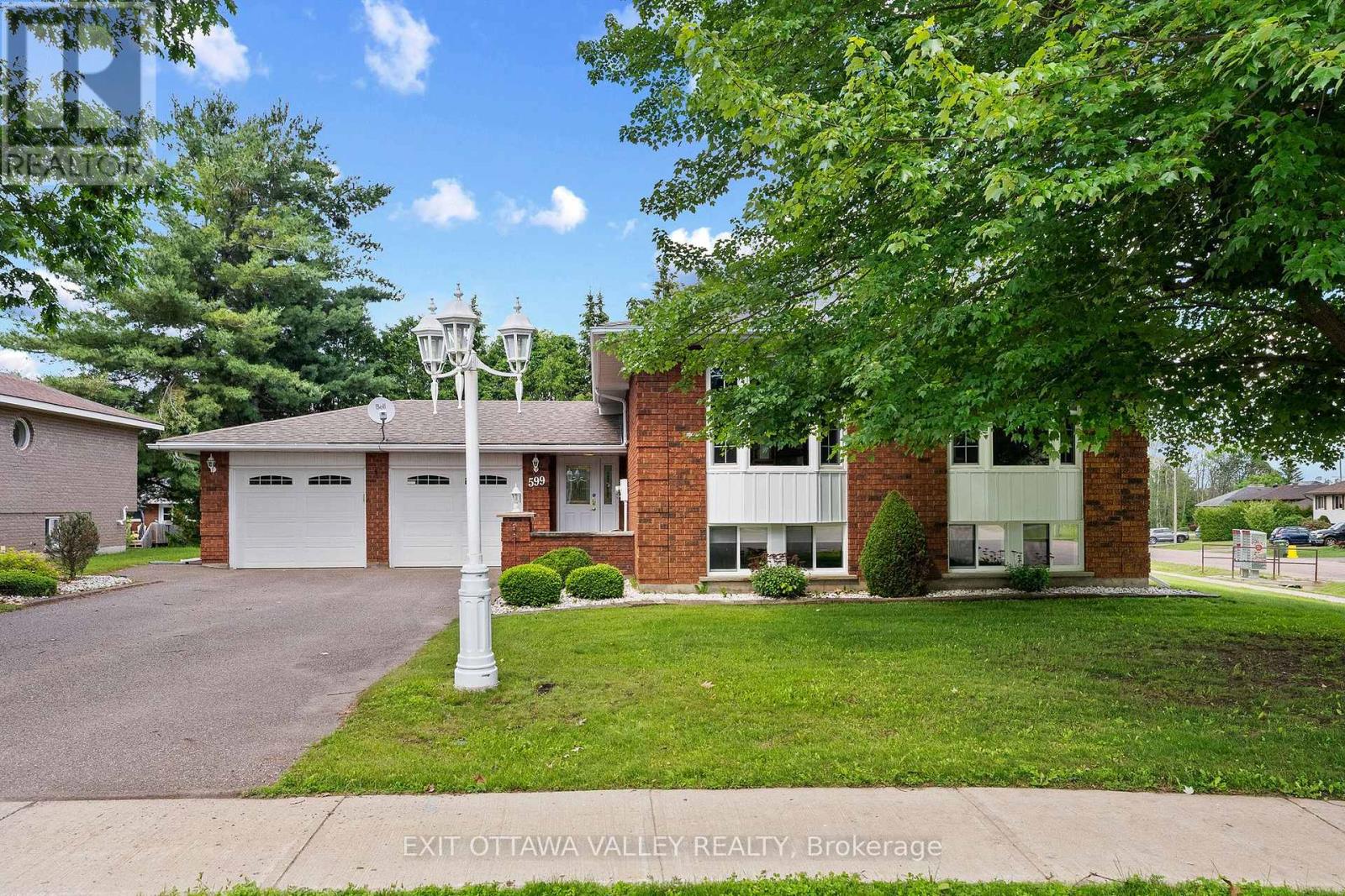 599 HILLSIDE AVENUE, Pembroke, Ontario